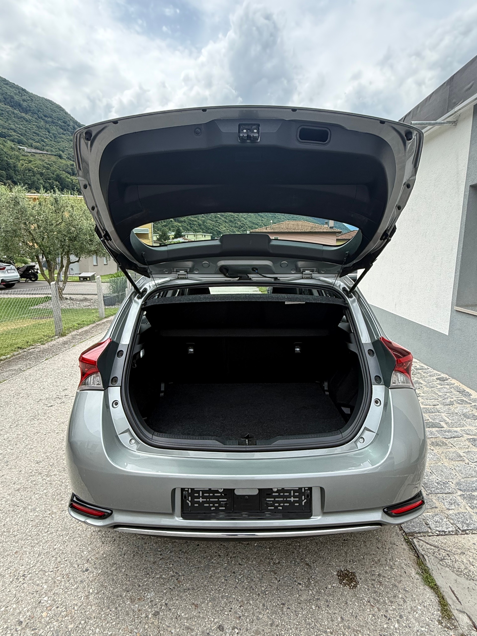 TOYOTA Auris 1.8 HSD Trend e-CVT-image-9