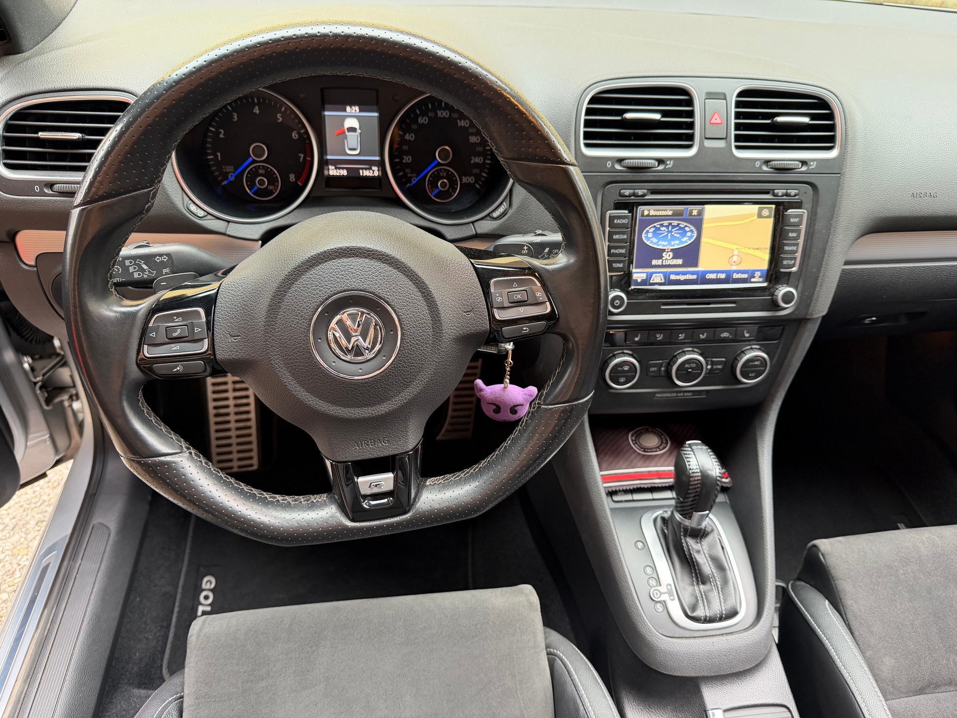 VW Golf Cabrio 2.0 TSI R DSG-image-10