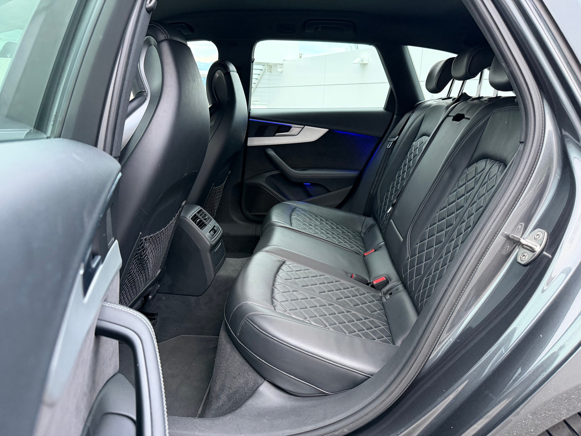 AUDI S4 Avant 3.0 TFSI quattro tiptronic-image-16