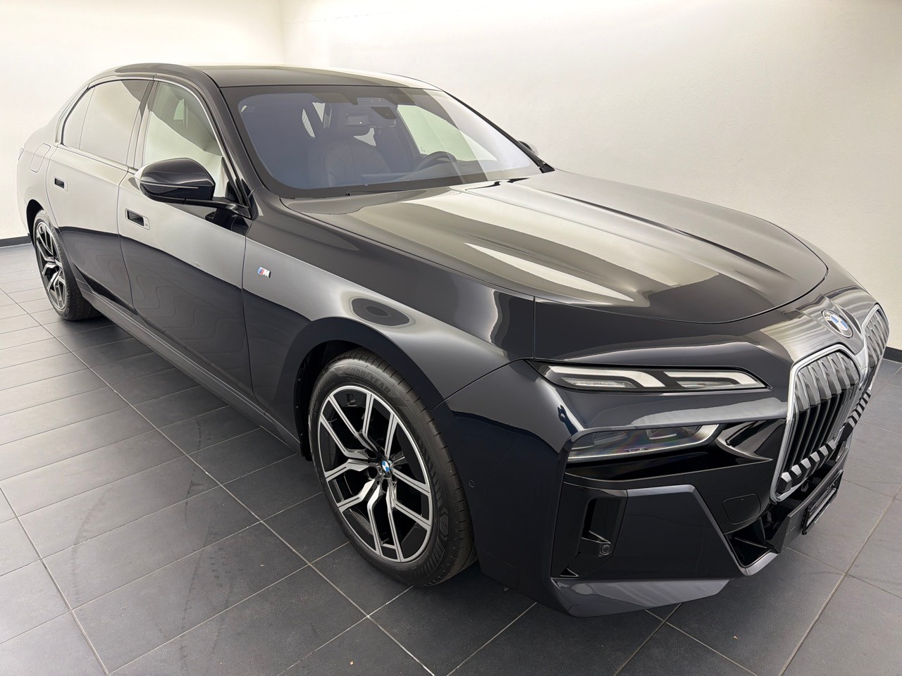 BMW 740d xDrive 48V M Sport-showroom-element-3