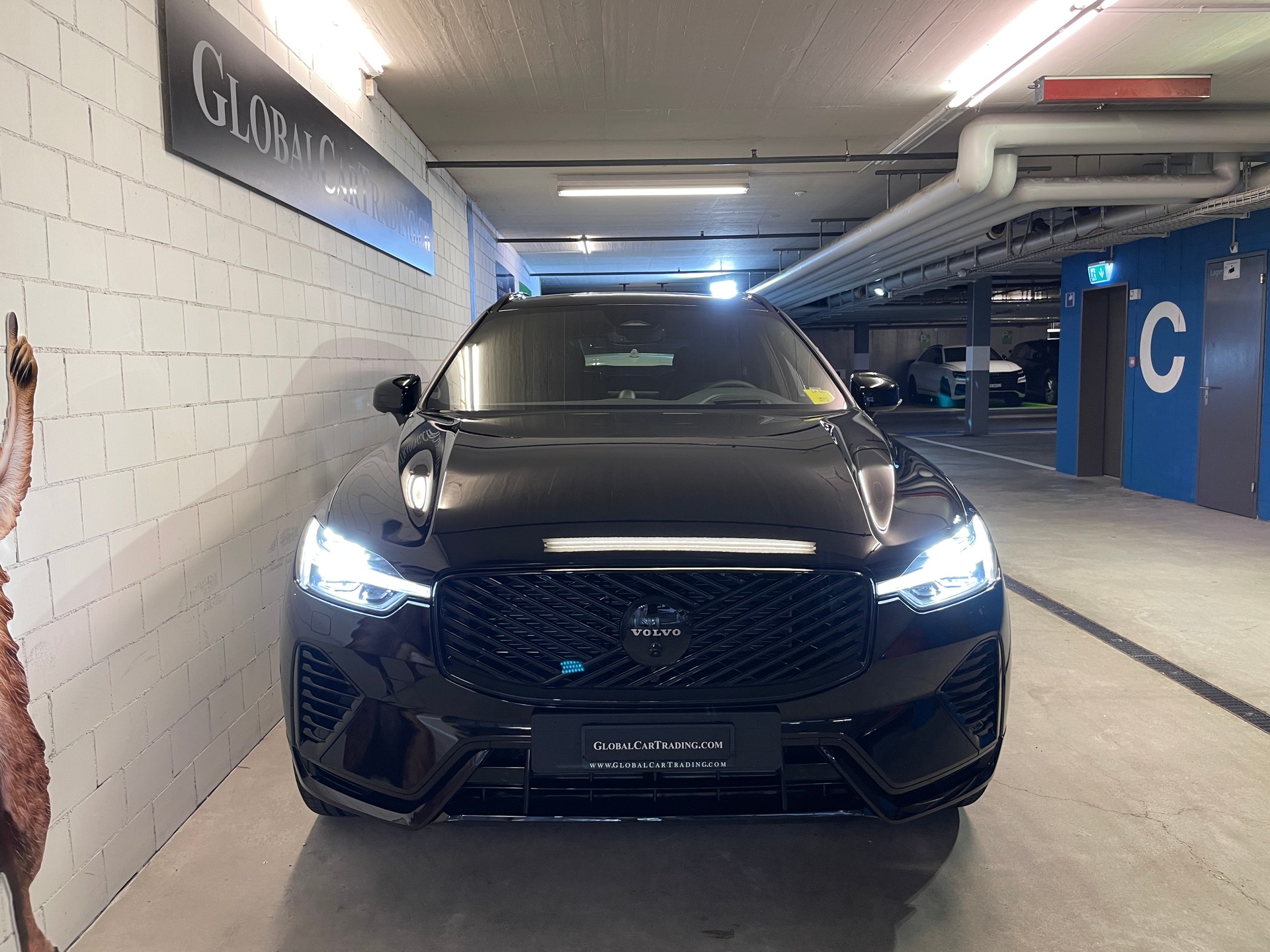 VOLVO XC60 T6 eAWD PluginHybrid Ultra Black Geartronic-showroom-element-1