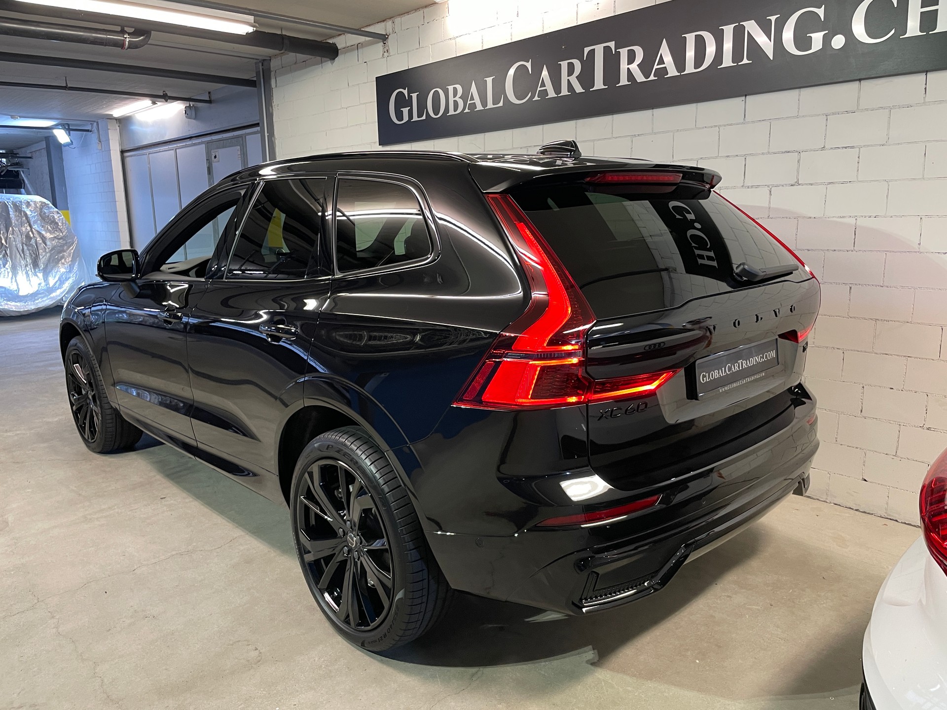 VOLVO XC60 T6 eAWD PluginHybrid Ultra Black Geartronic-showroom-element-3