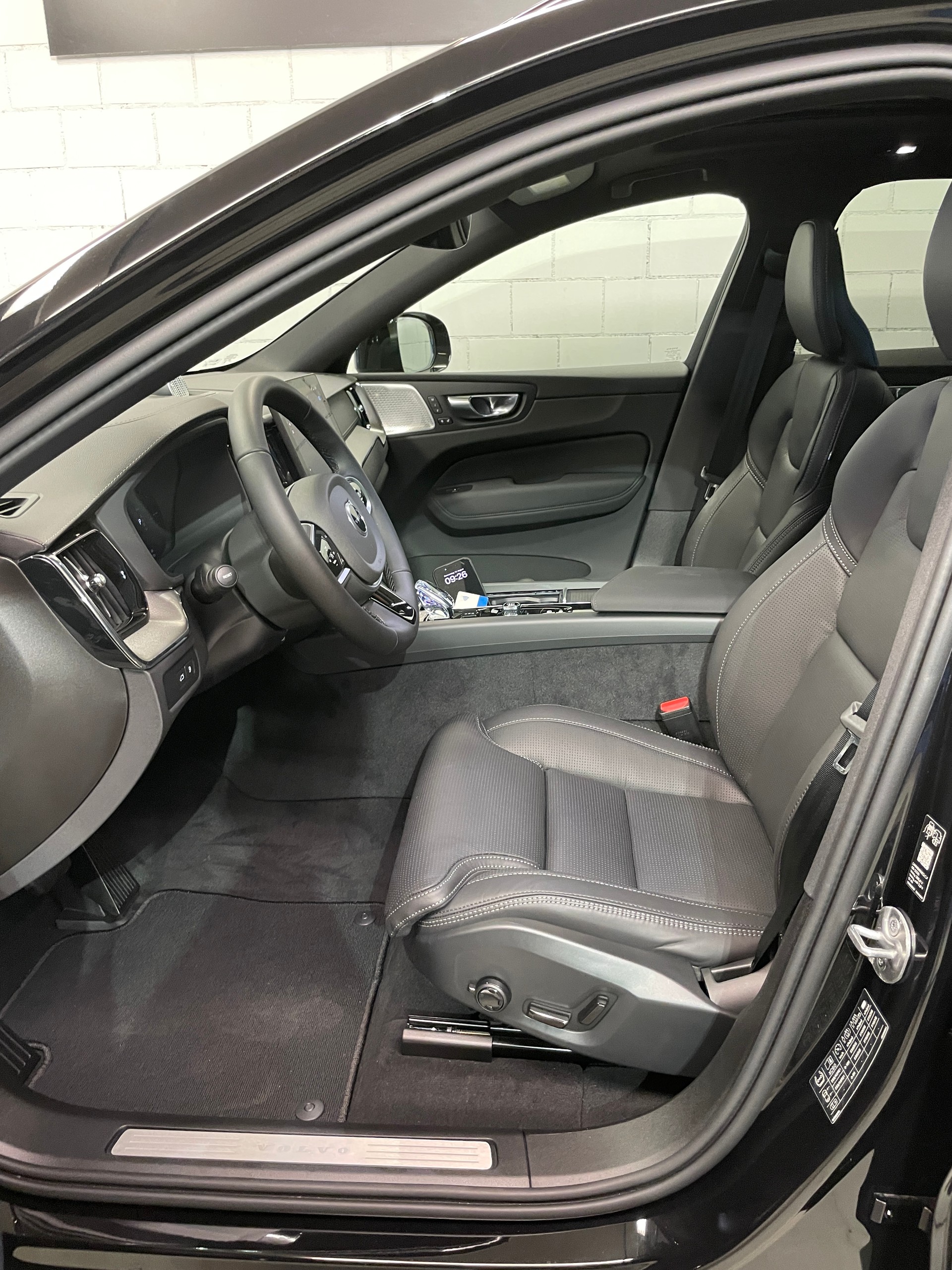 VOLVO XC60 T6 eAWD PluginHybrid Ultra Black Geartronic-image-8