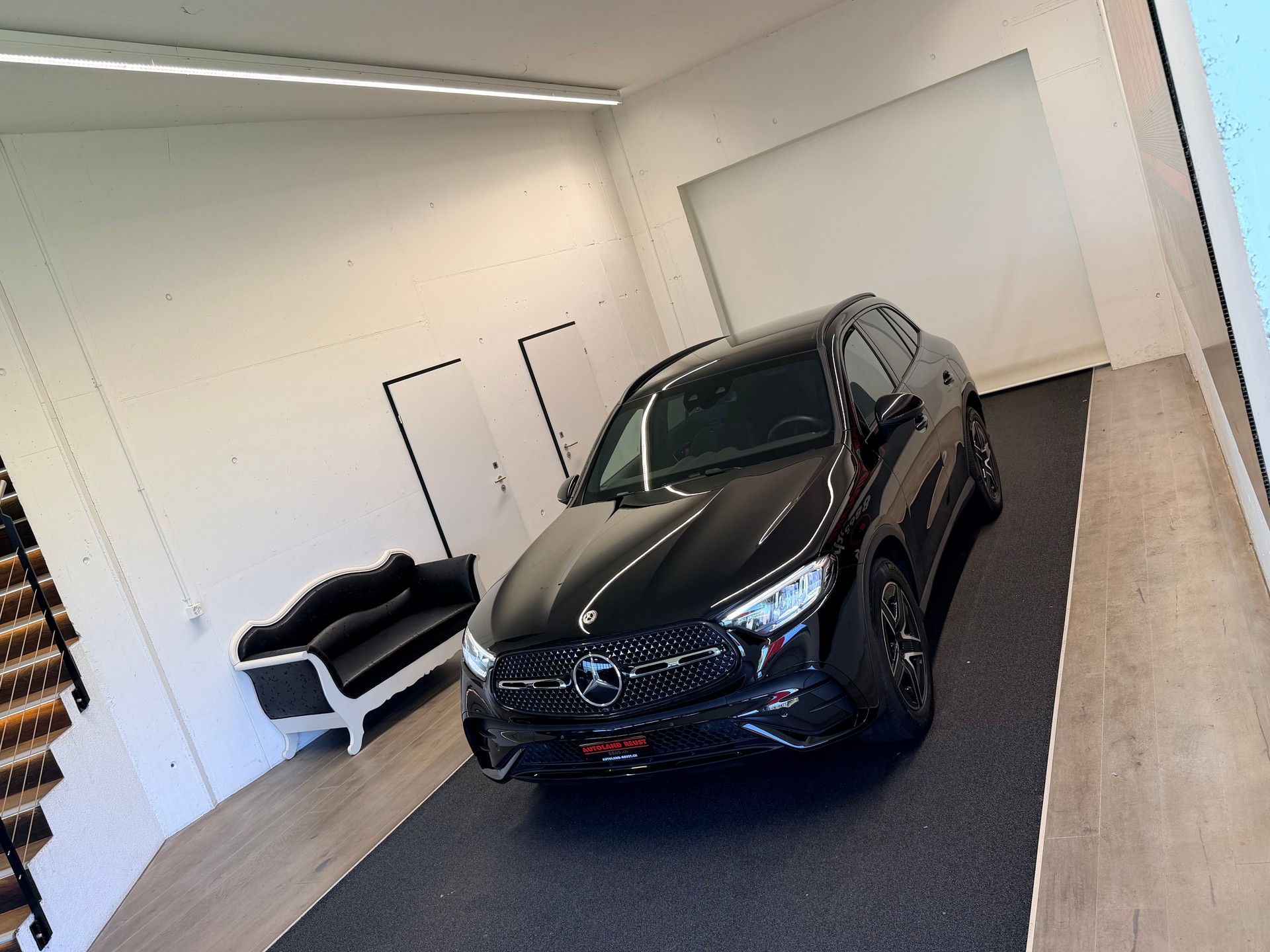 MERCEDES-BENZ GLC 300 d AMG 4Matic 9G-Tronic-showroom-element-3