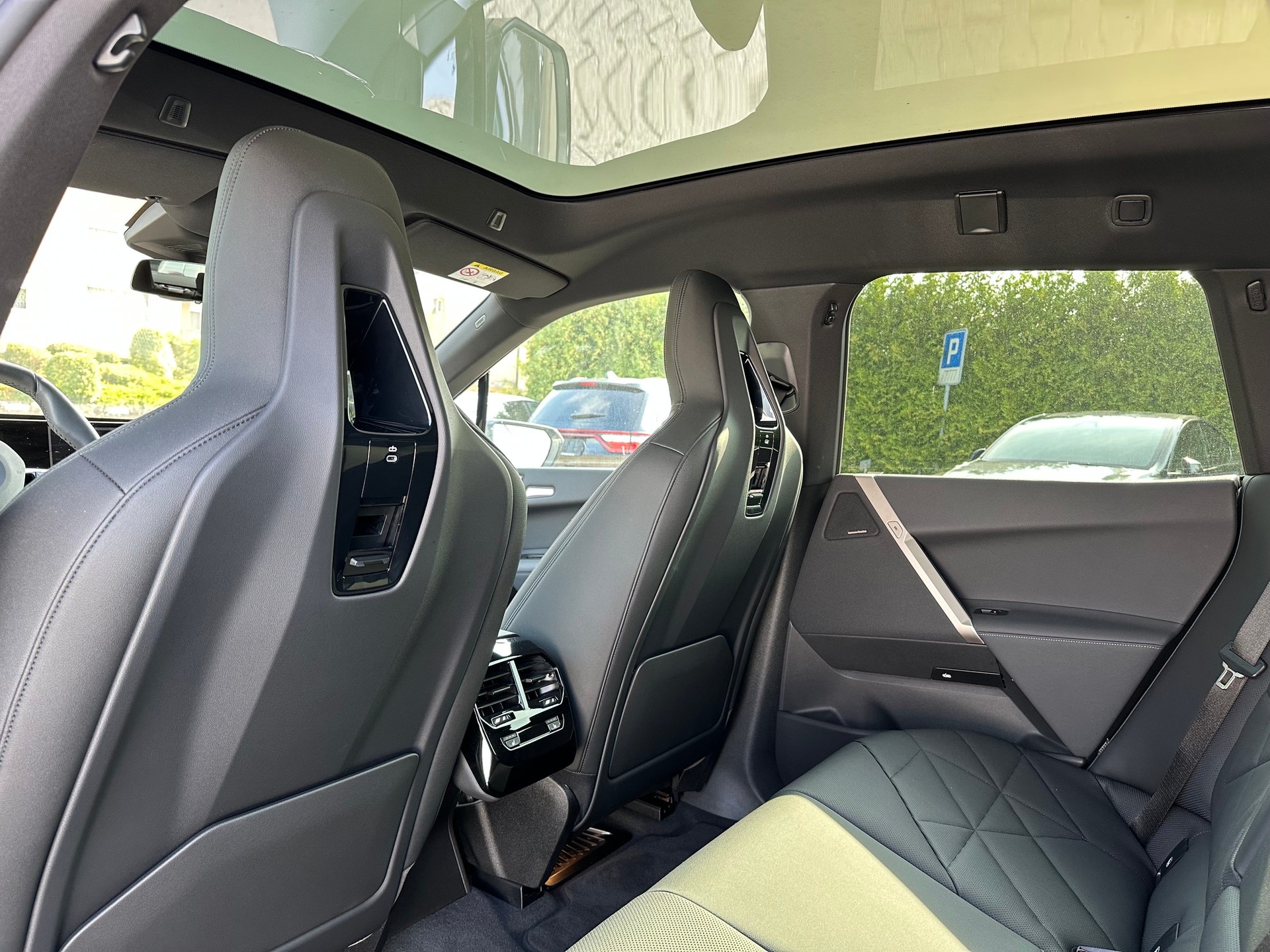 BMW iX xDrive50 Sportpaket, Skylounge, AHK, Softclose usw-image-4