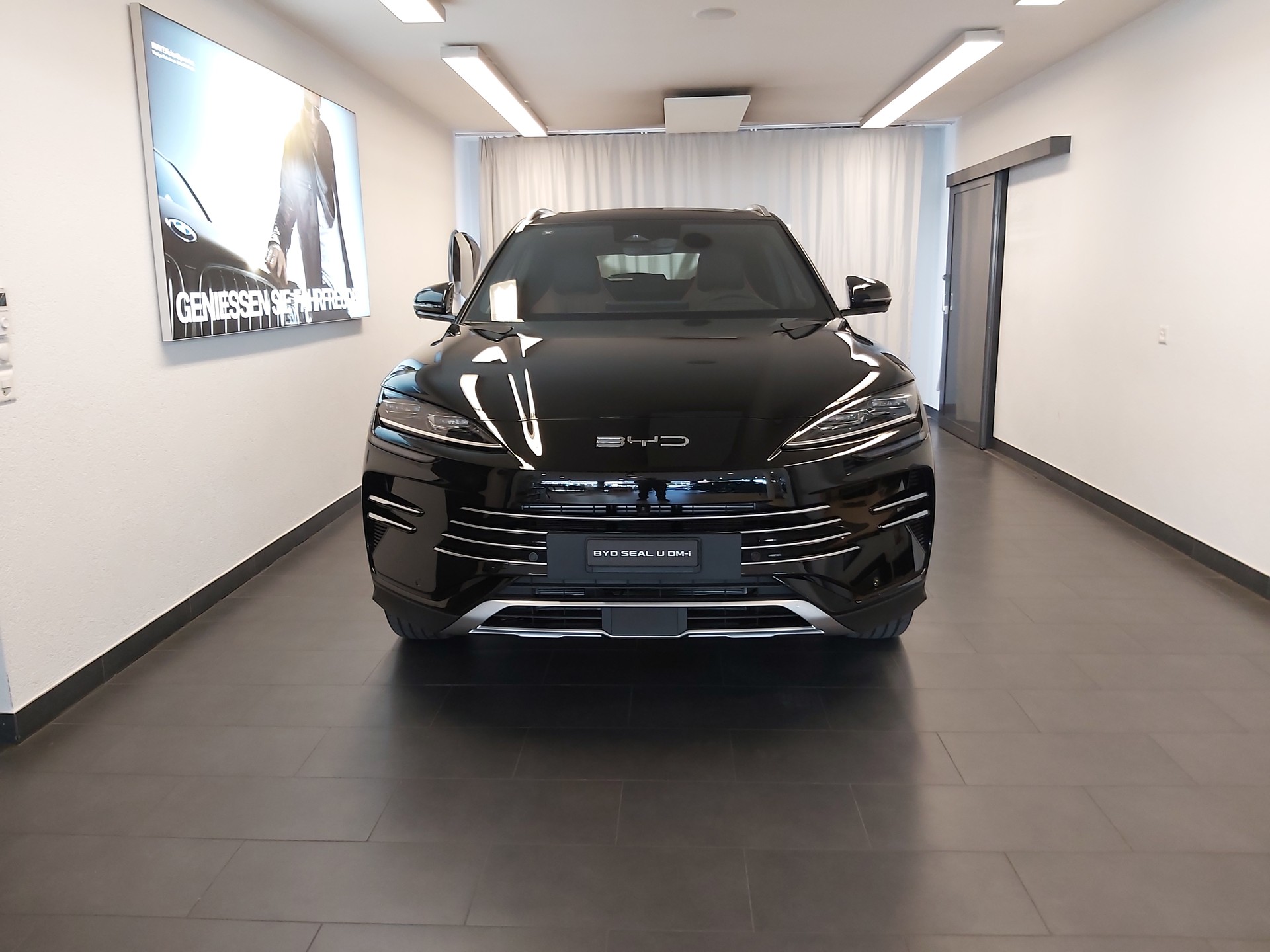 BYD Seal U DM-i Design AWD-showroom-element-1