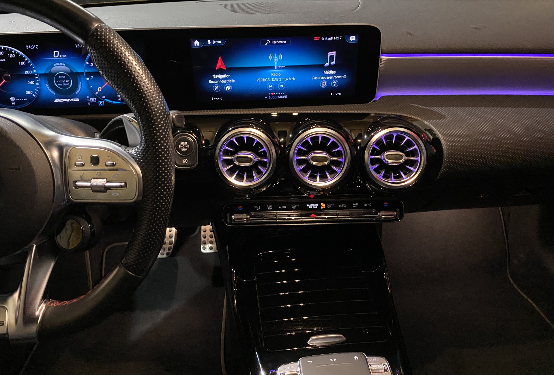 MERCEDES-BENZ A 35 AMG 4Matic Speedshift-image-18
