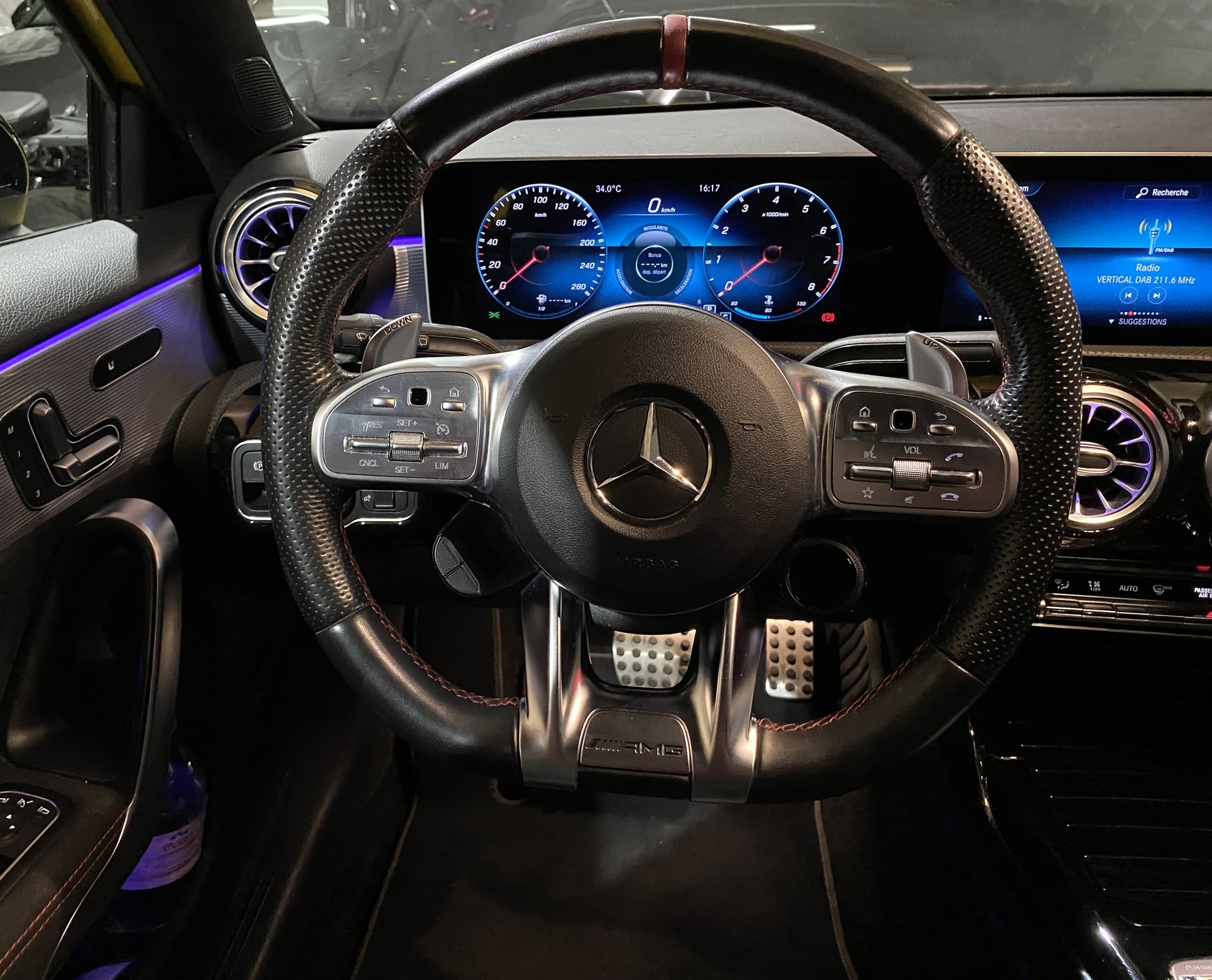 MERCEDES-BENZ A 35 AMG 4Matic Speedshift-image-16