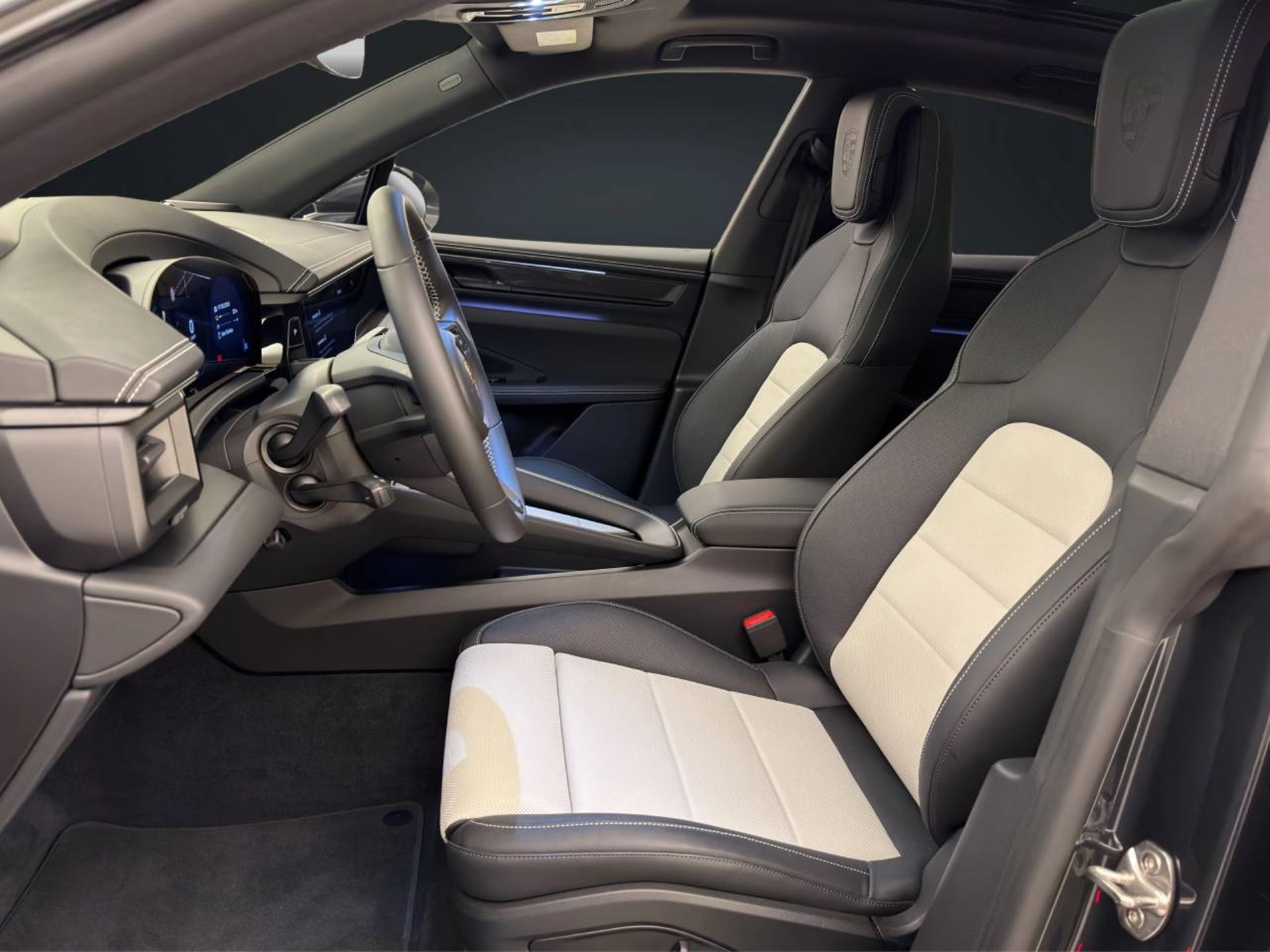 PORSCHE Macan 4-showroom-element-3