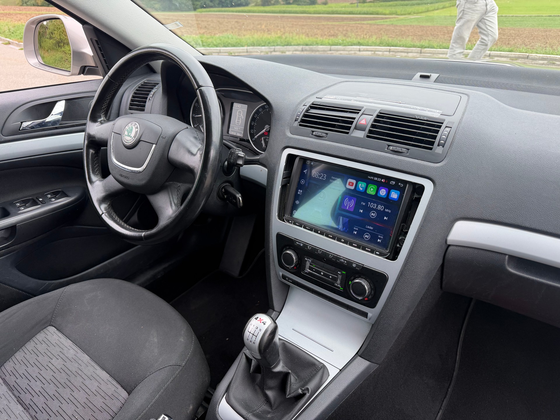 SKODA Octavia Combi 1.8 TSI 50Years 4x4-image-4