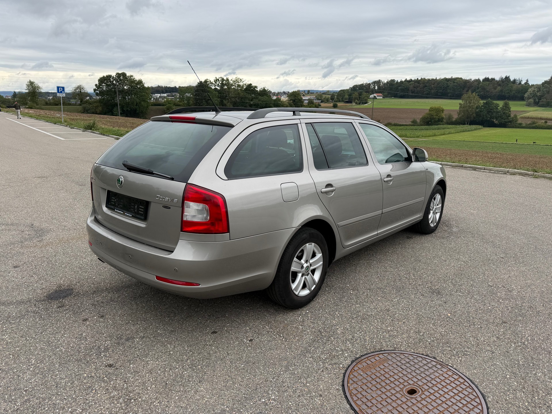 SKODA Octavia Combi 1.8 TSI 50Years 4x4-image-2