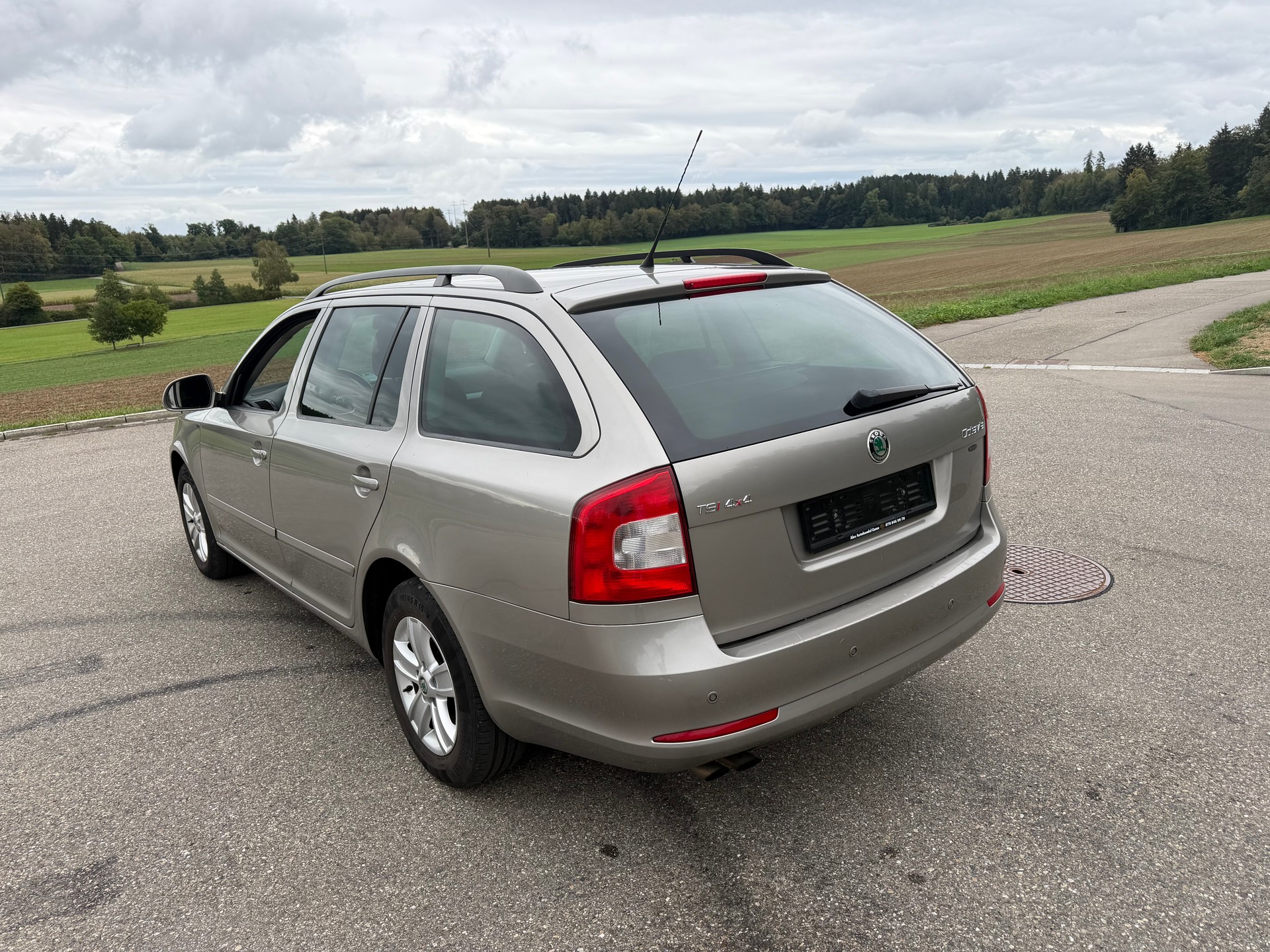 SKODA Octavia Combi 1.8 TSI 50Years 4x4-image-3