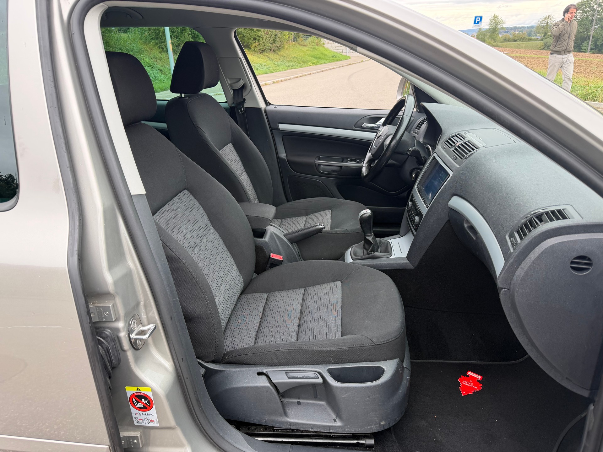 SKODA Octavia Combi 1.8 TSI 50Years 4x4-image-6