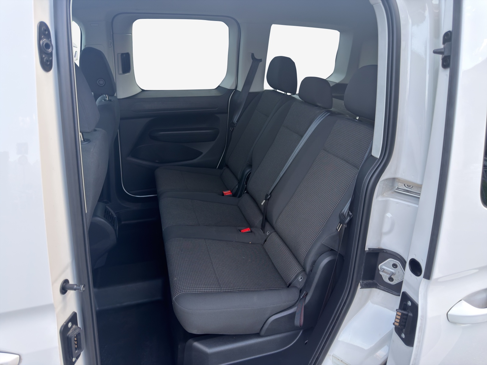 VW Caddy 2.0 TDI-image-11