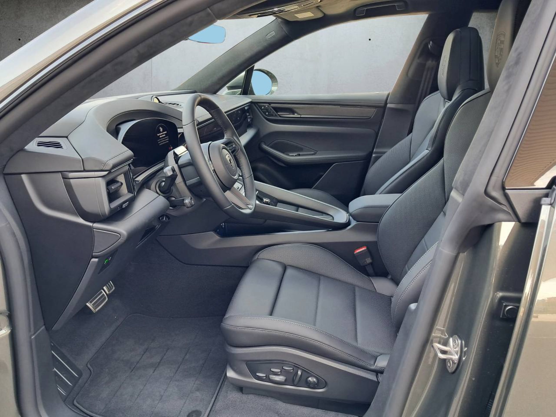 PORSCHE Macan Turbo-showroom-element-3