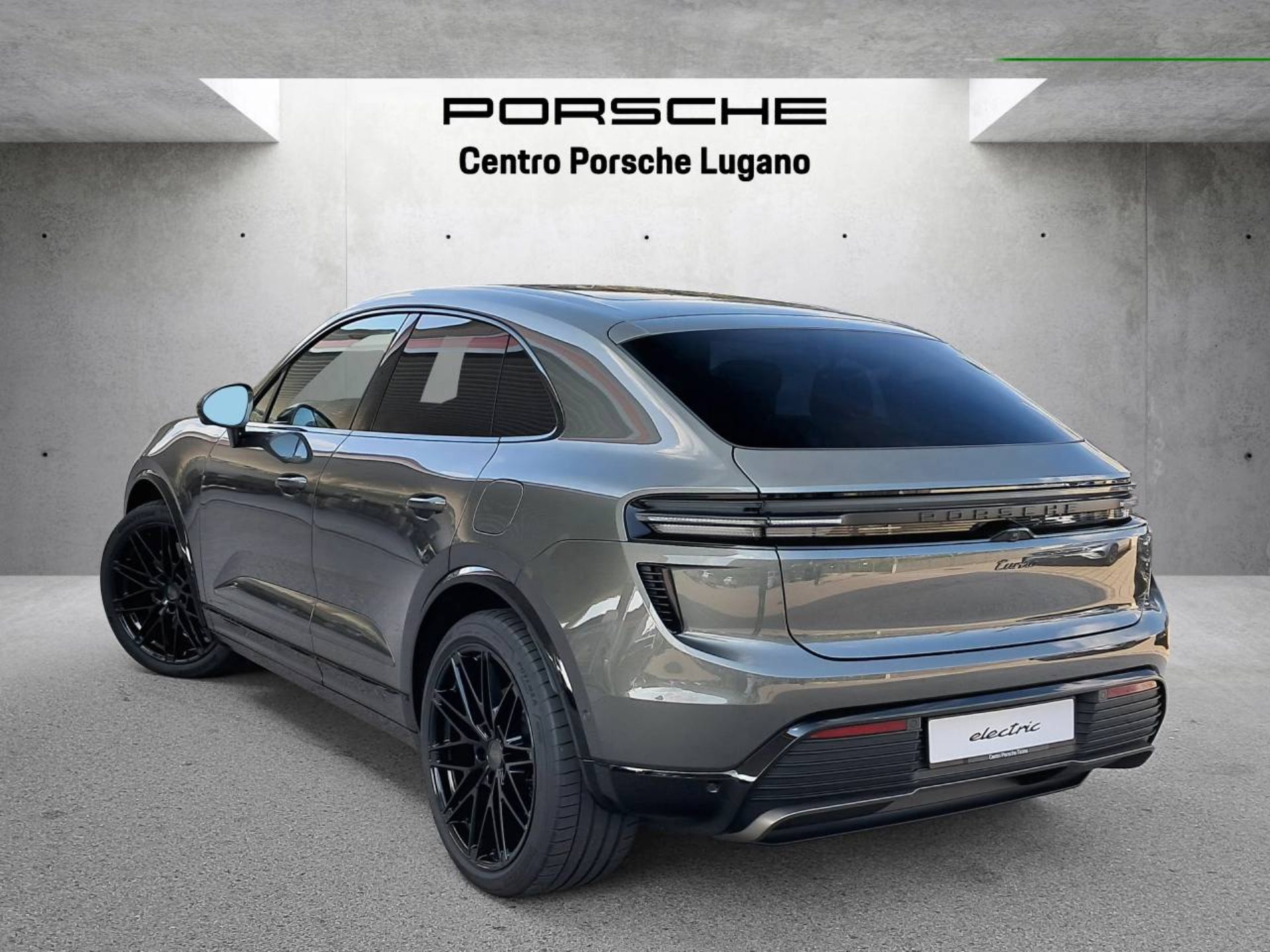 PORSCHE Macan Turbo-showroom-element-2