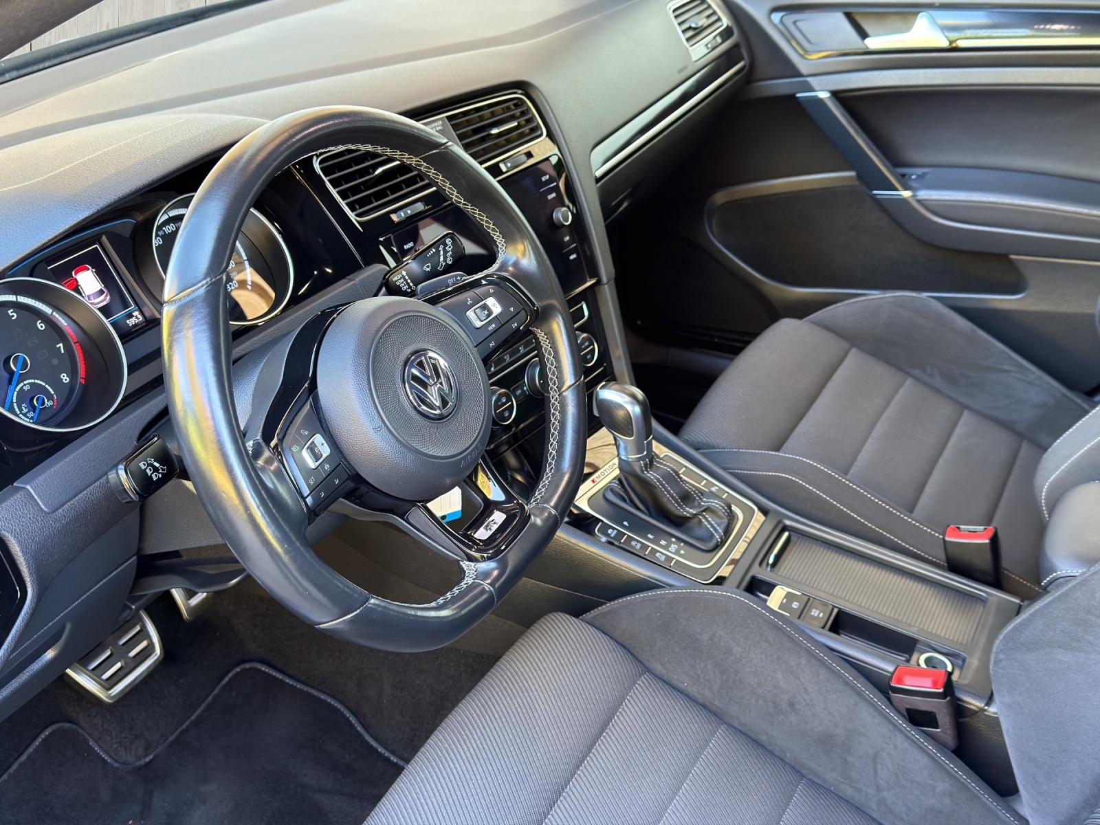 VW Golf 2.0 TSI R 4Motion DSG-image-10