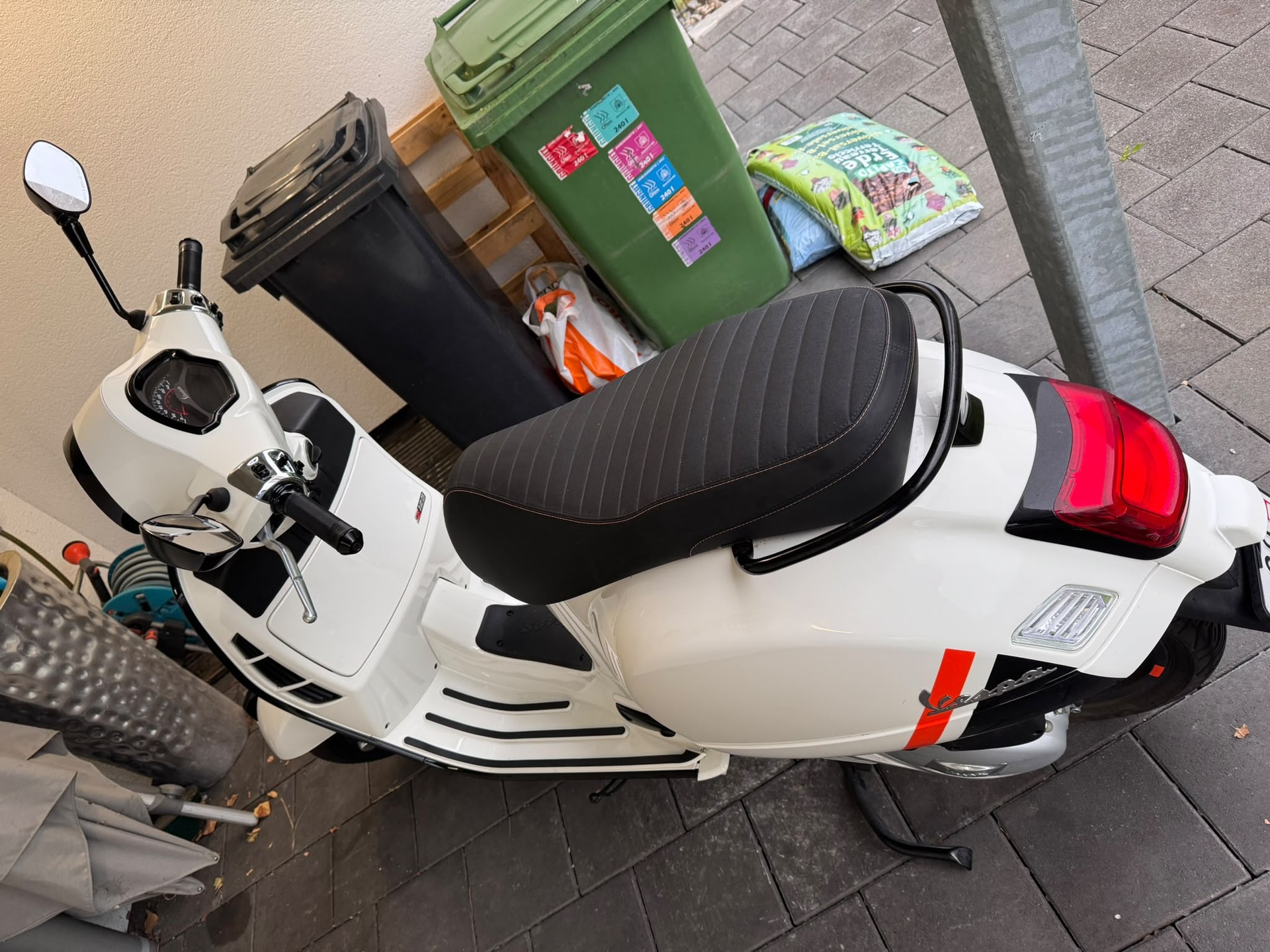 PIAGGIO Vespa GTS 125 Super Tech ABS-image-2