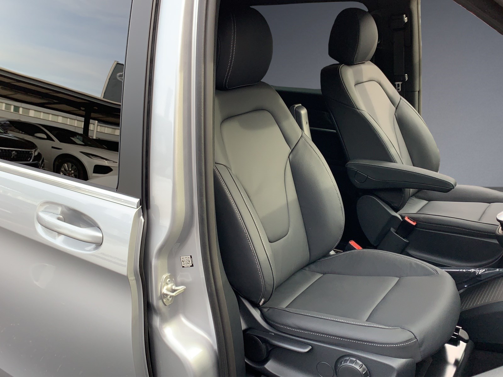 MERCEDES-BENZ EQV 300 extralang-image-10
