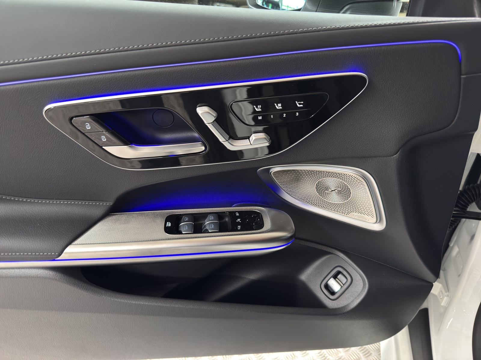 MERCEDES-BENZ CLE 200 AMG Line 4Matic Cabriolet-image-12