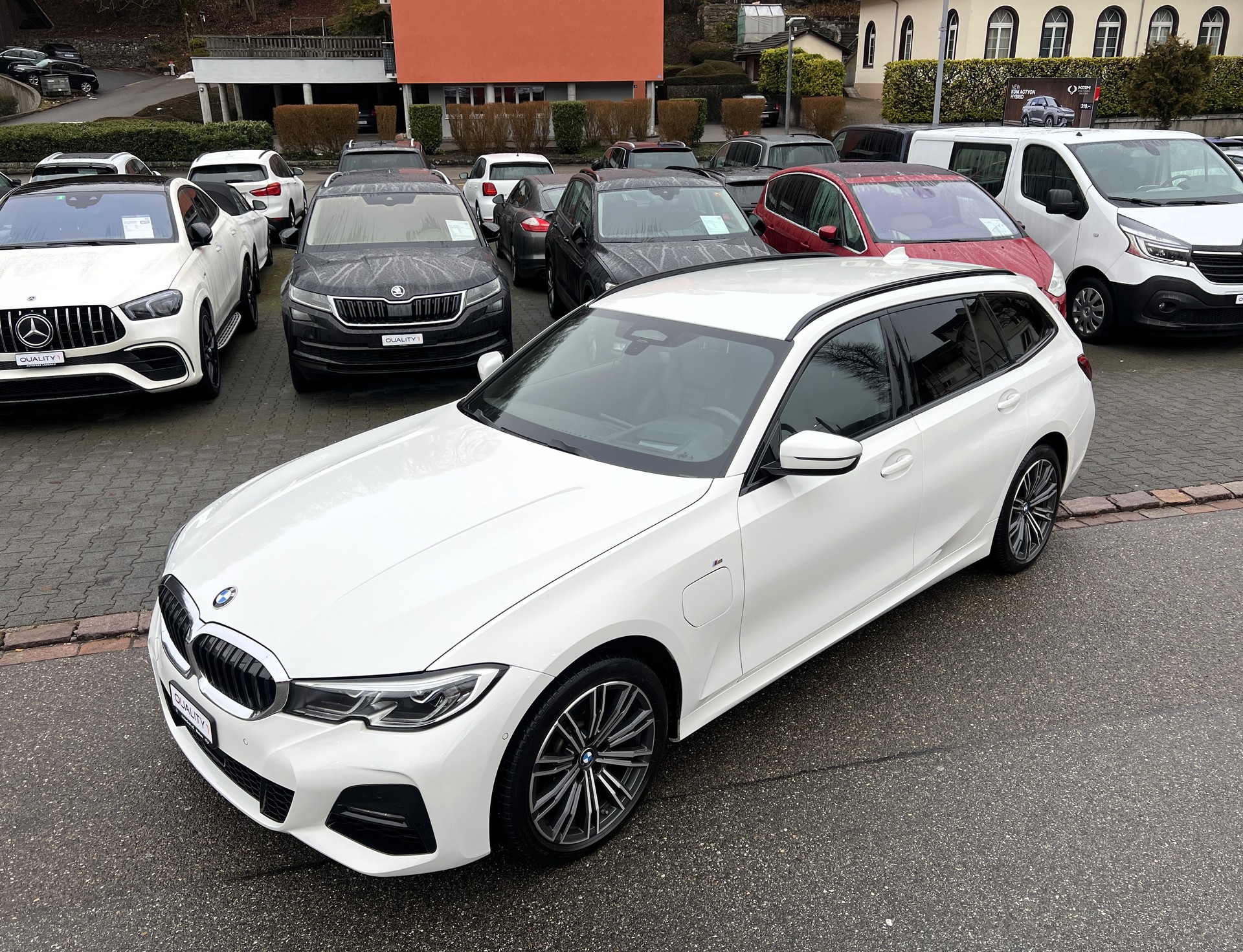 BMW 320e xDrive Touring M Sport Steptronic-image-10