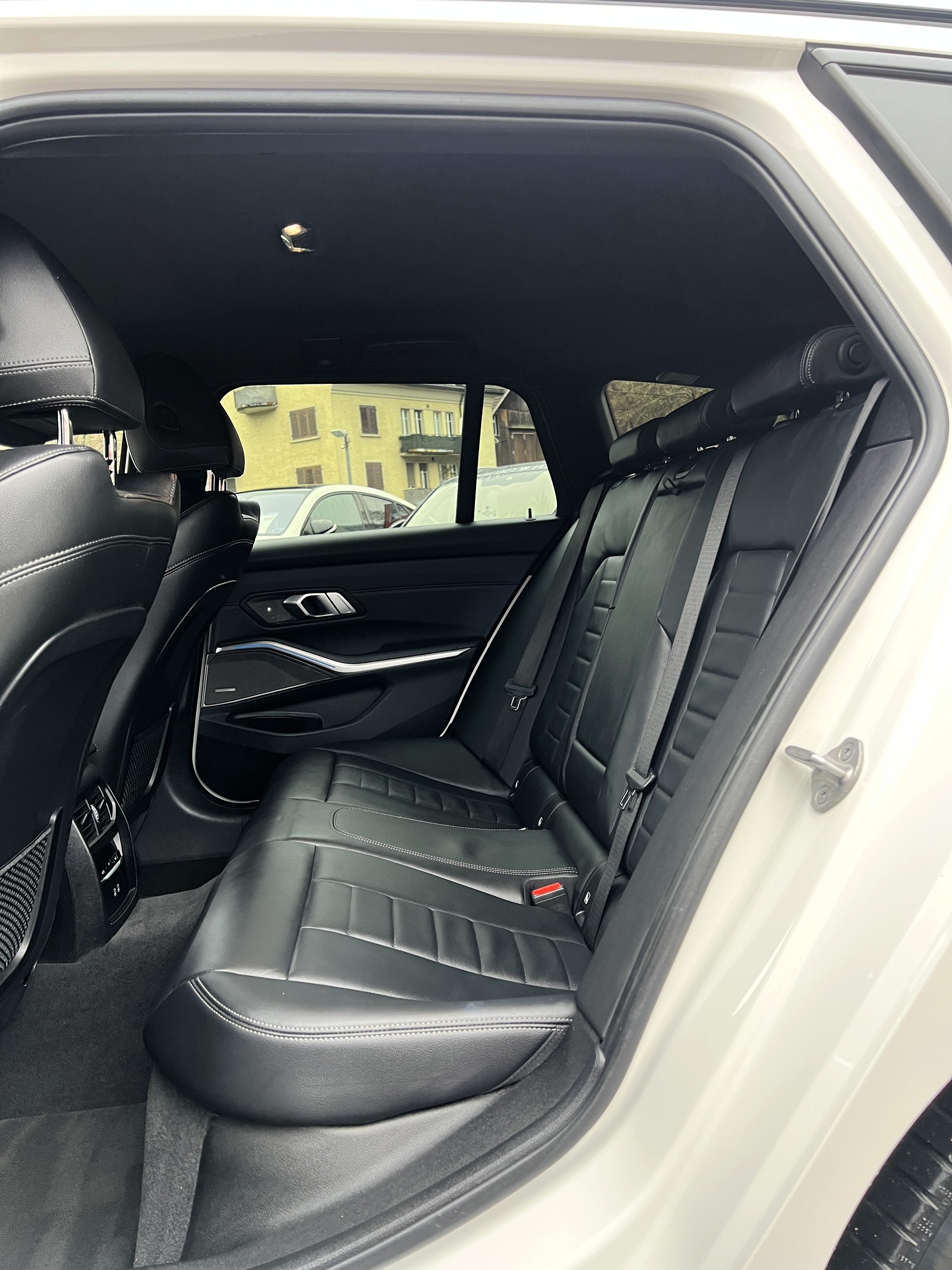 BMW 320e xDrive Touring M Sport Steptronic-image-13