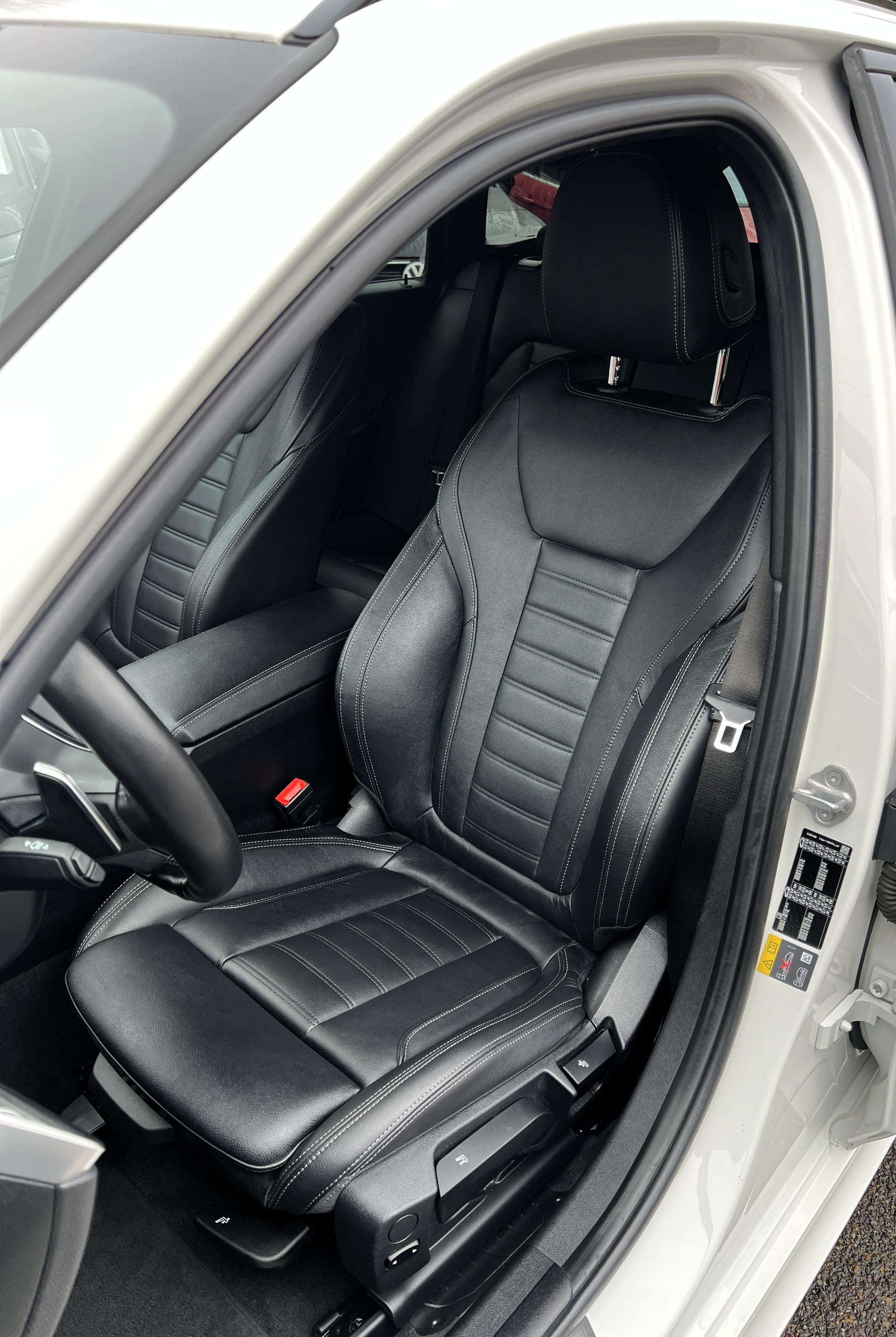 BMW 320e xDrive Touring M Sport Steptronic-image-17