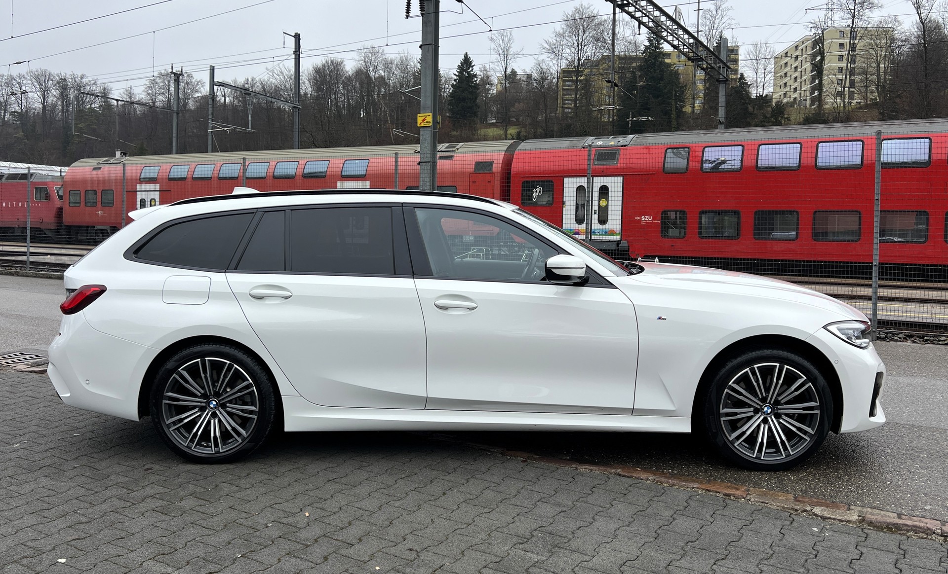 BMW 320e xDrive Touring M Sport Steptronic-image-5