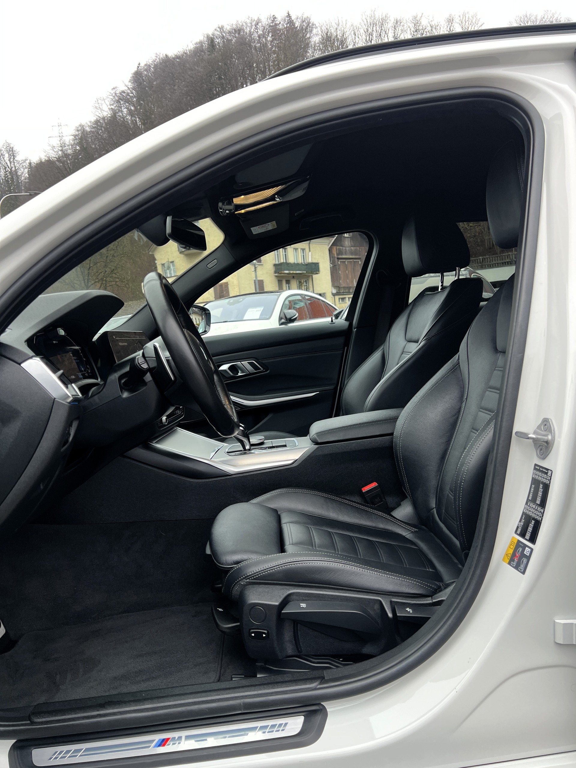 BMW 320e xDrive Touring M Sport Steptronic-image-19