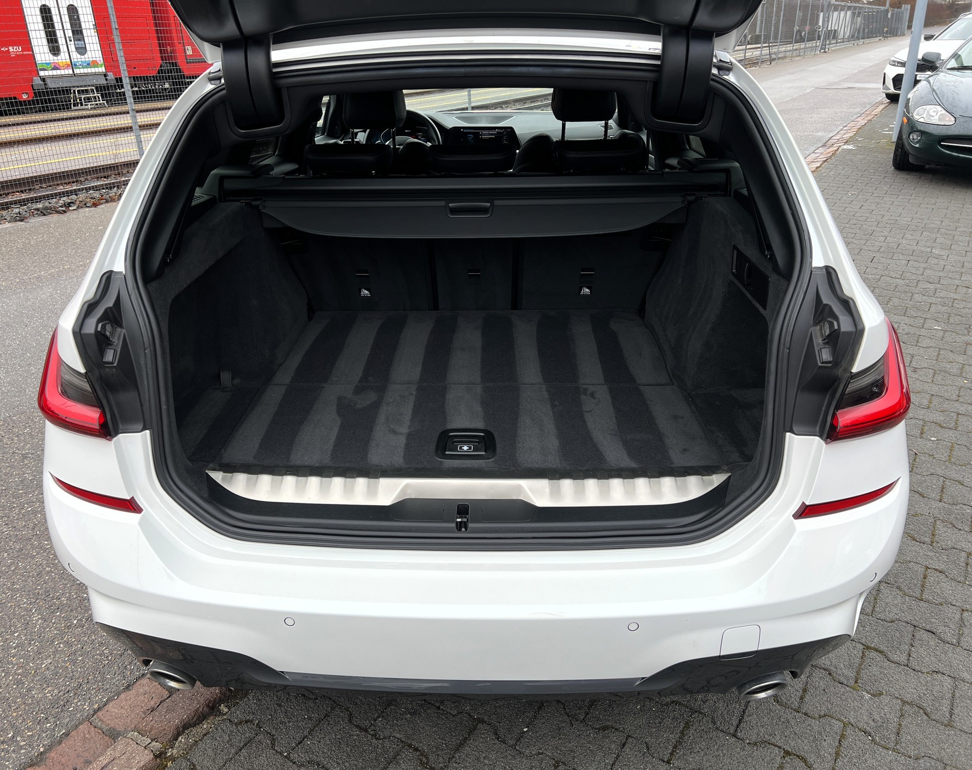 BMW 320e xDrive Touring M Sport Steptronic-image-12