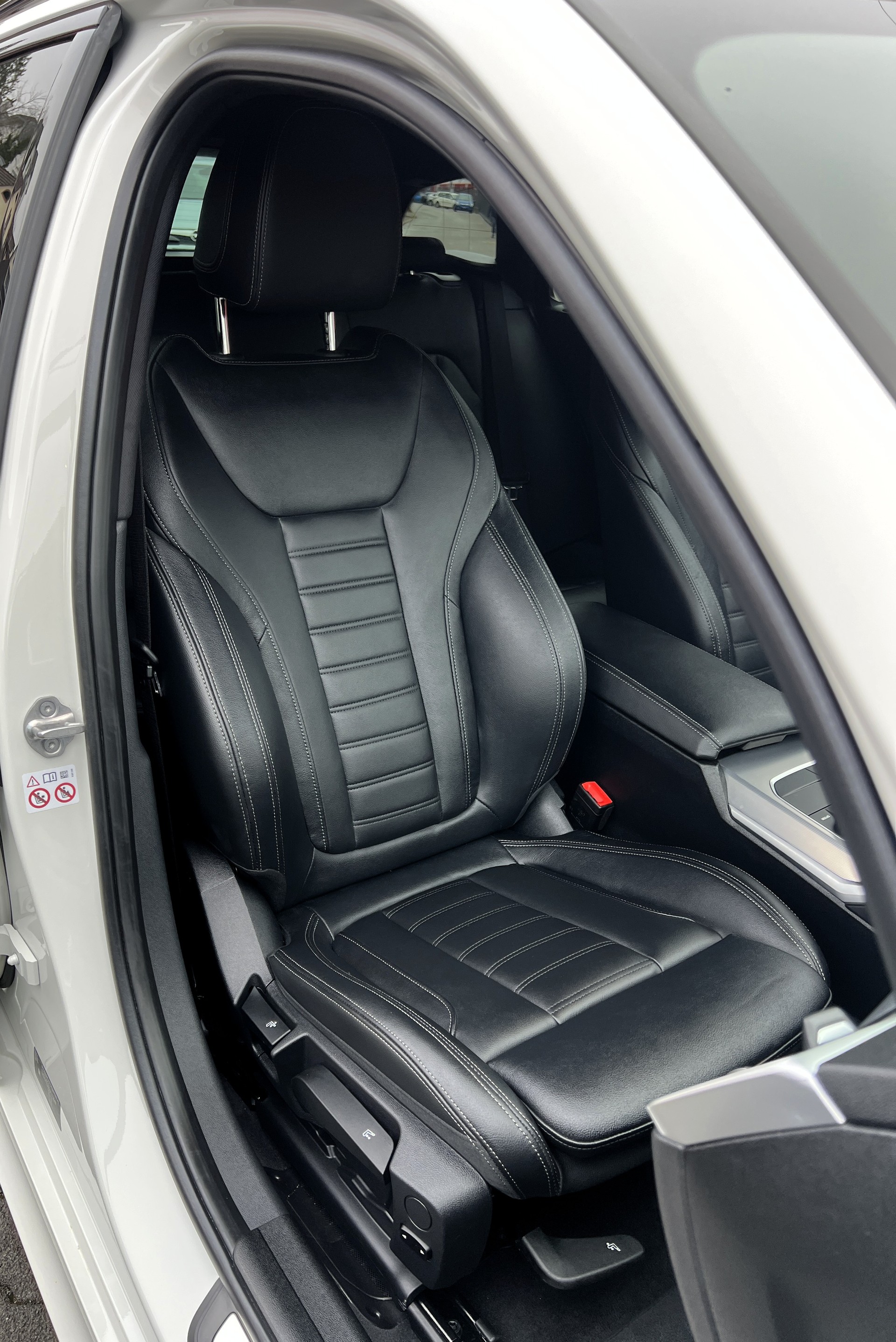 BMW 320e xDrive Touring M Sport Steptronic-image-15