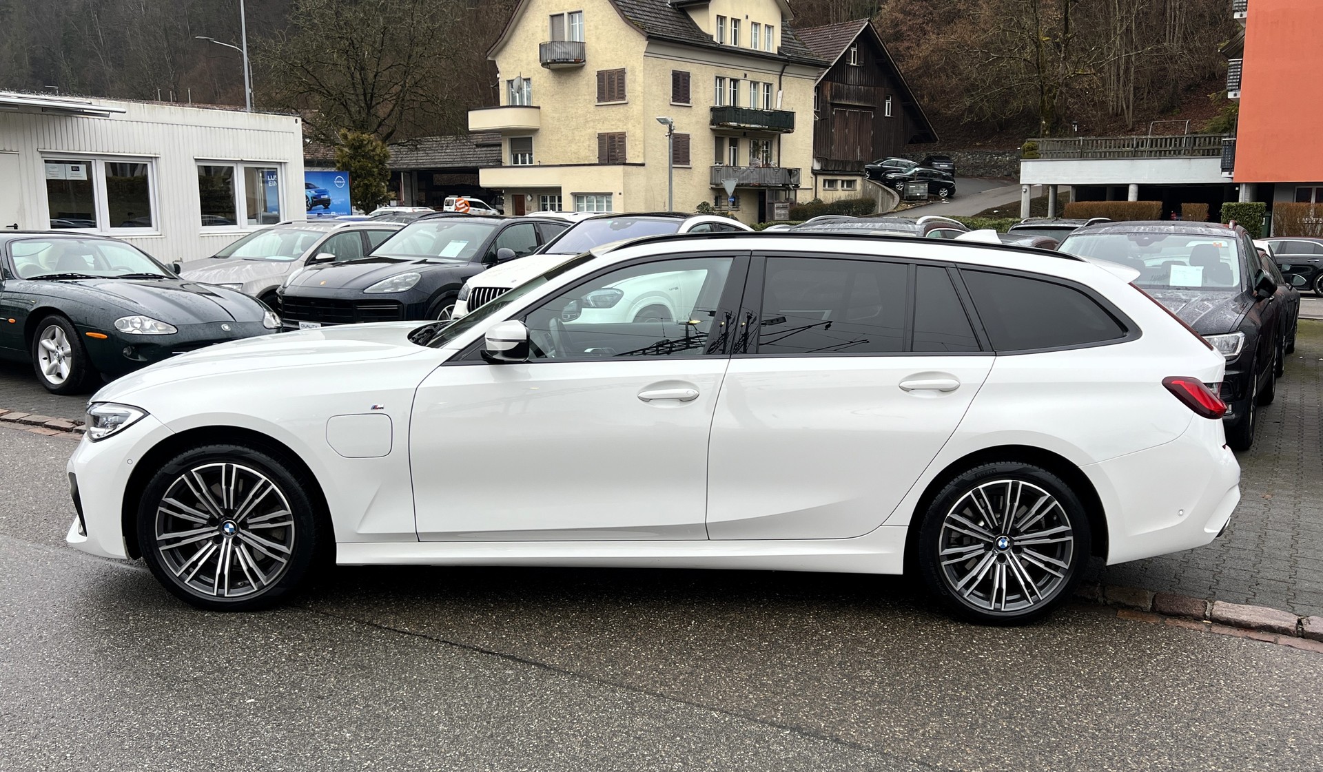 BMW 320e xDrive Touring M Sport Steptronic-showroom-element-1