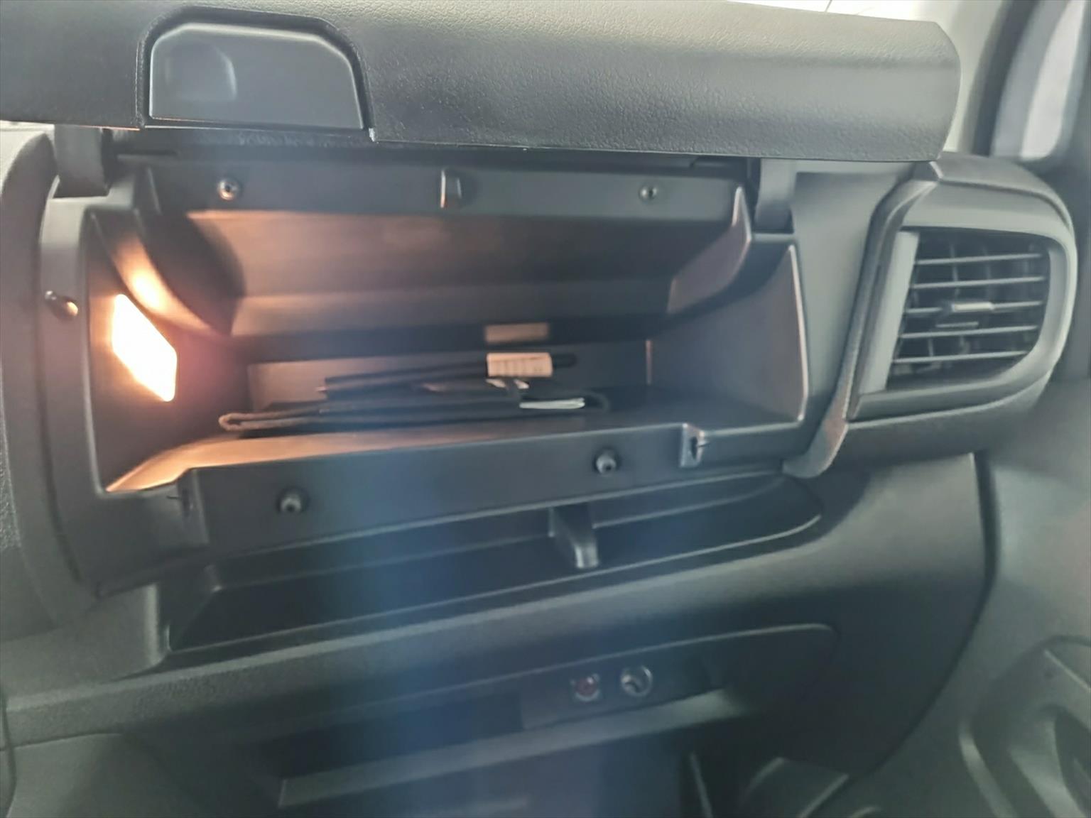 PEUGEOT e-Expert Premium 50 KWh Standard L2 DAB + Kamera-image-10