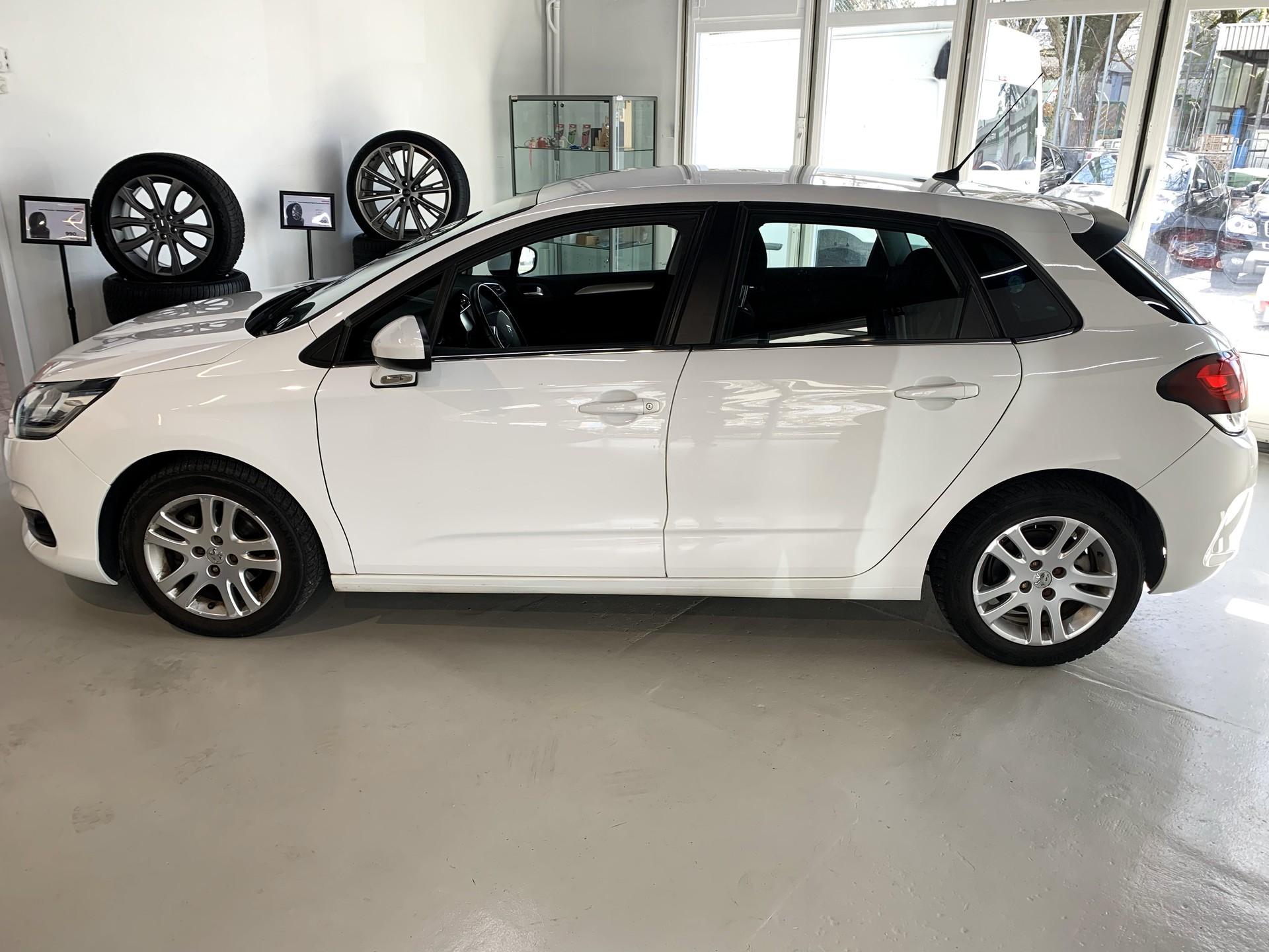 CITROEN C4 1.2 Pure Tech Feel Automatic-image-8