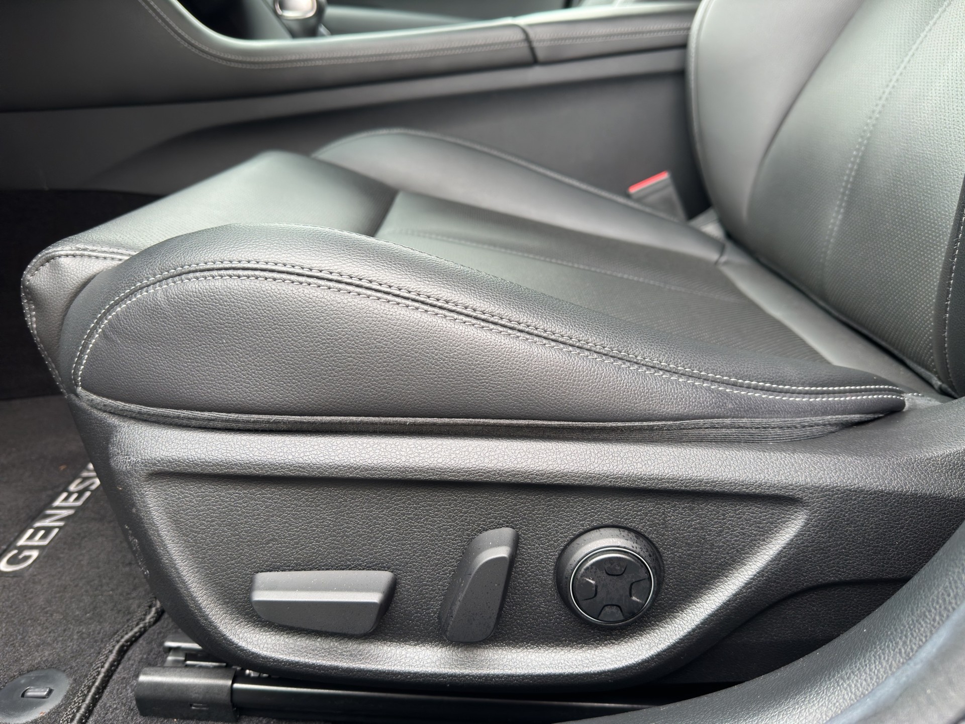 GENESIS G70 Shooting Brake 2.0 T Premium AT8-image-9