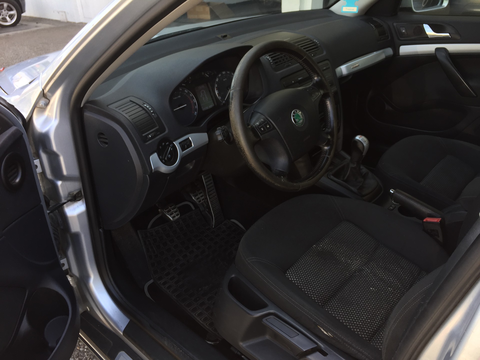 SKODA Octavia Scout 2.0 TDI 4x4-image-9
