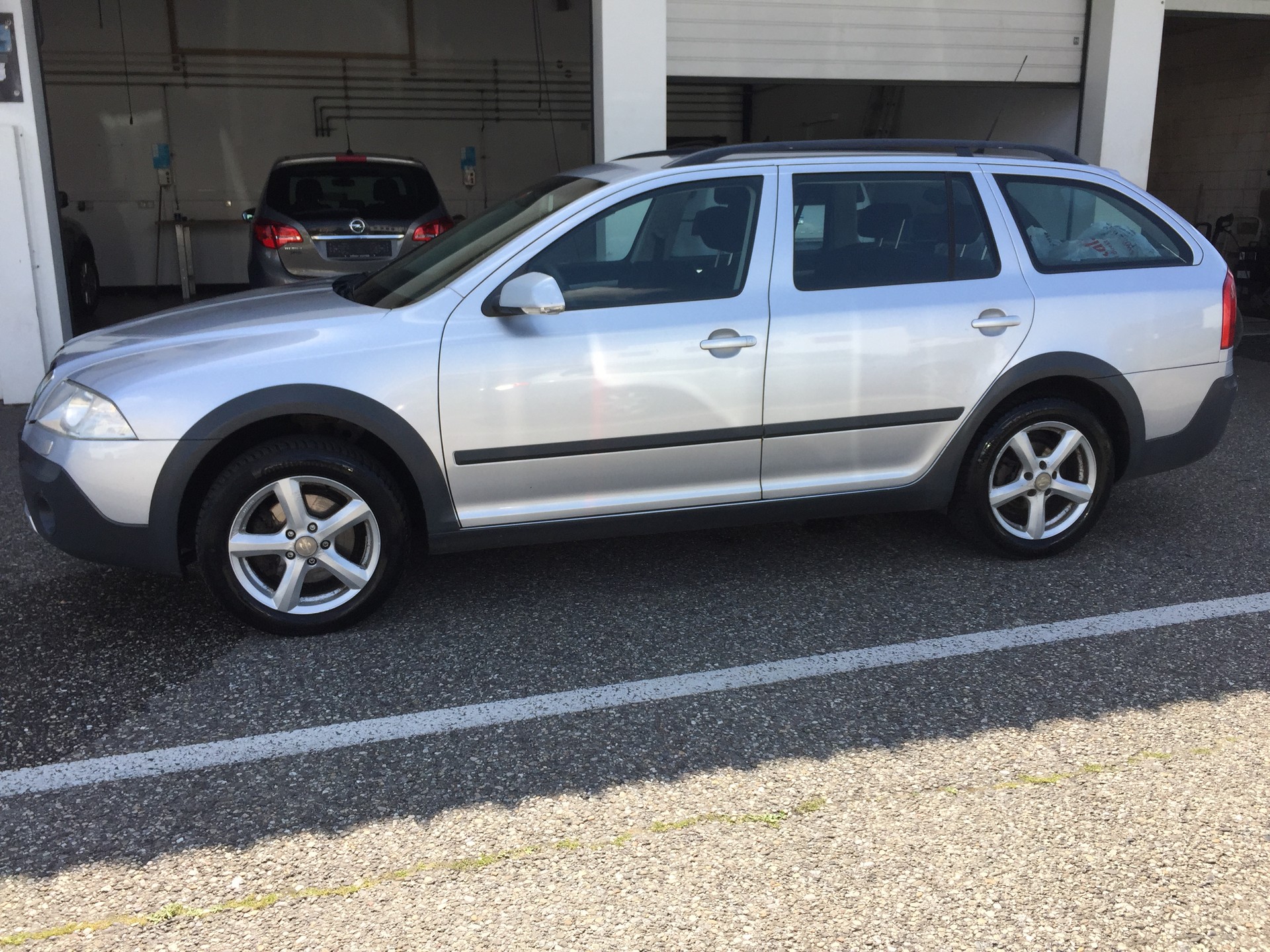 SKODA Octavia Scout 2.0 TDI 4x4-image-13