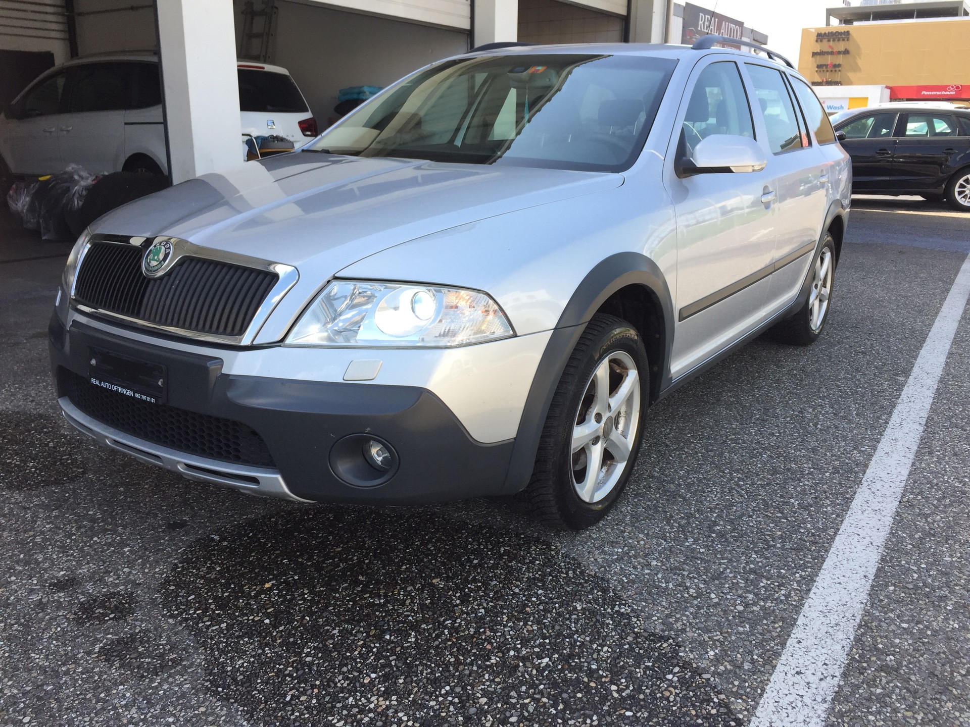 SKODA Octavia Scout 2.0 TDI 4x4-image-2