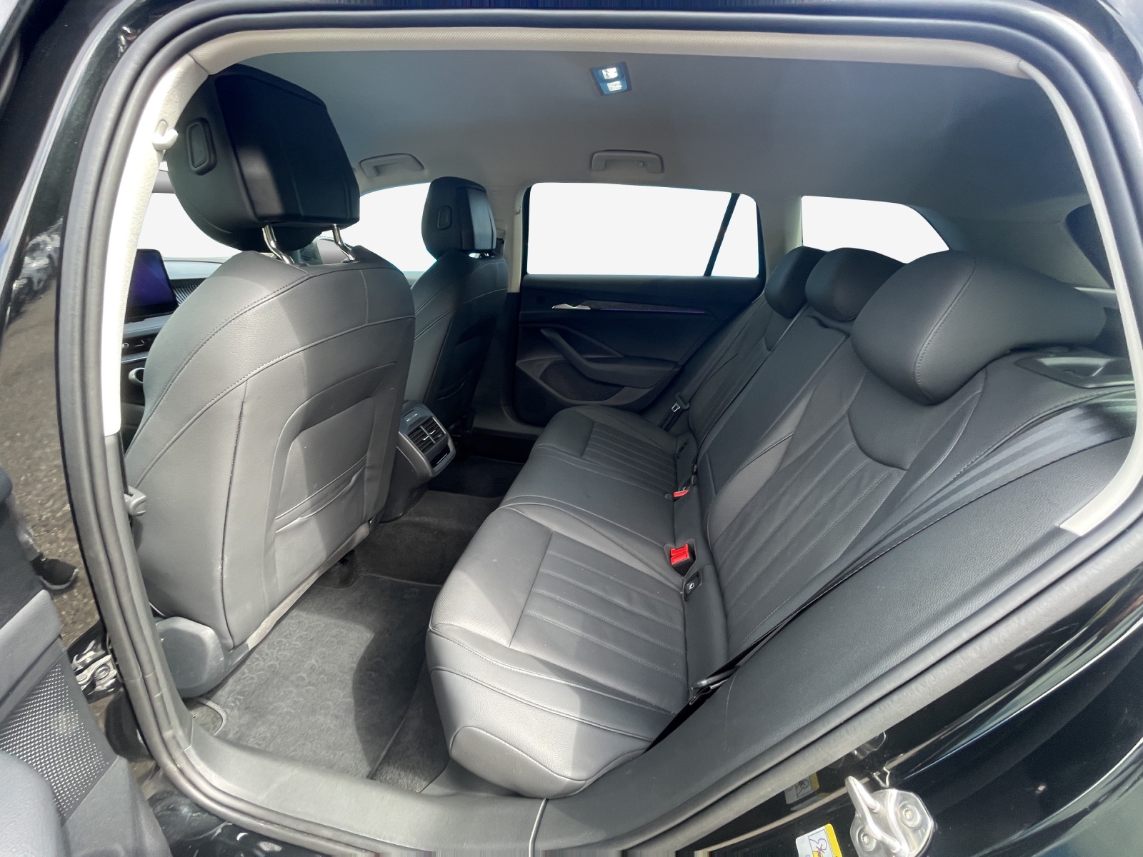 SKODA Superb Combi 1.5 TSI PHEV Selection DSG-image-11