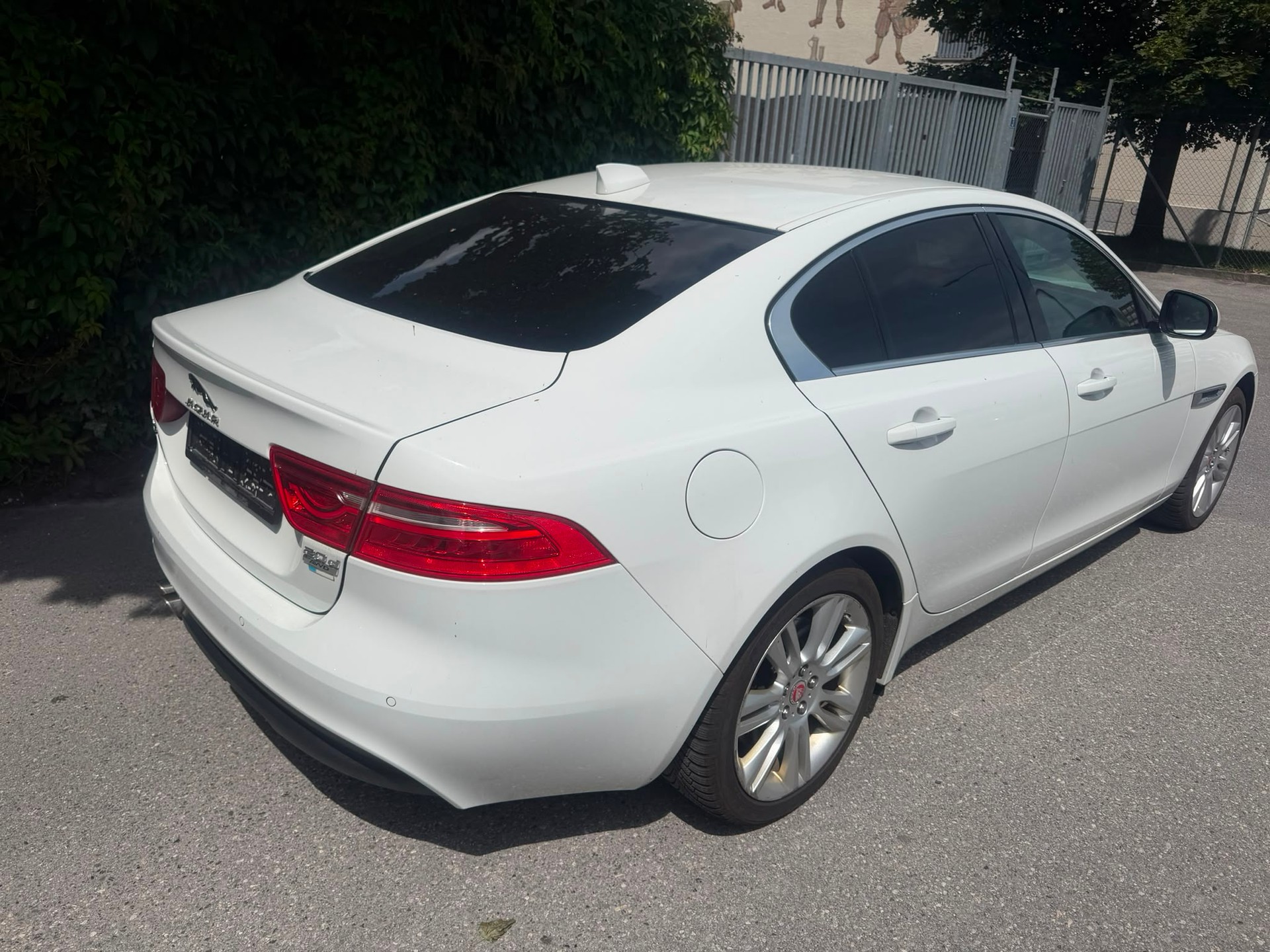 JAGUAR XE 20d Portfolio AWD Automat-image-2