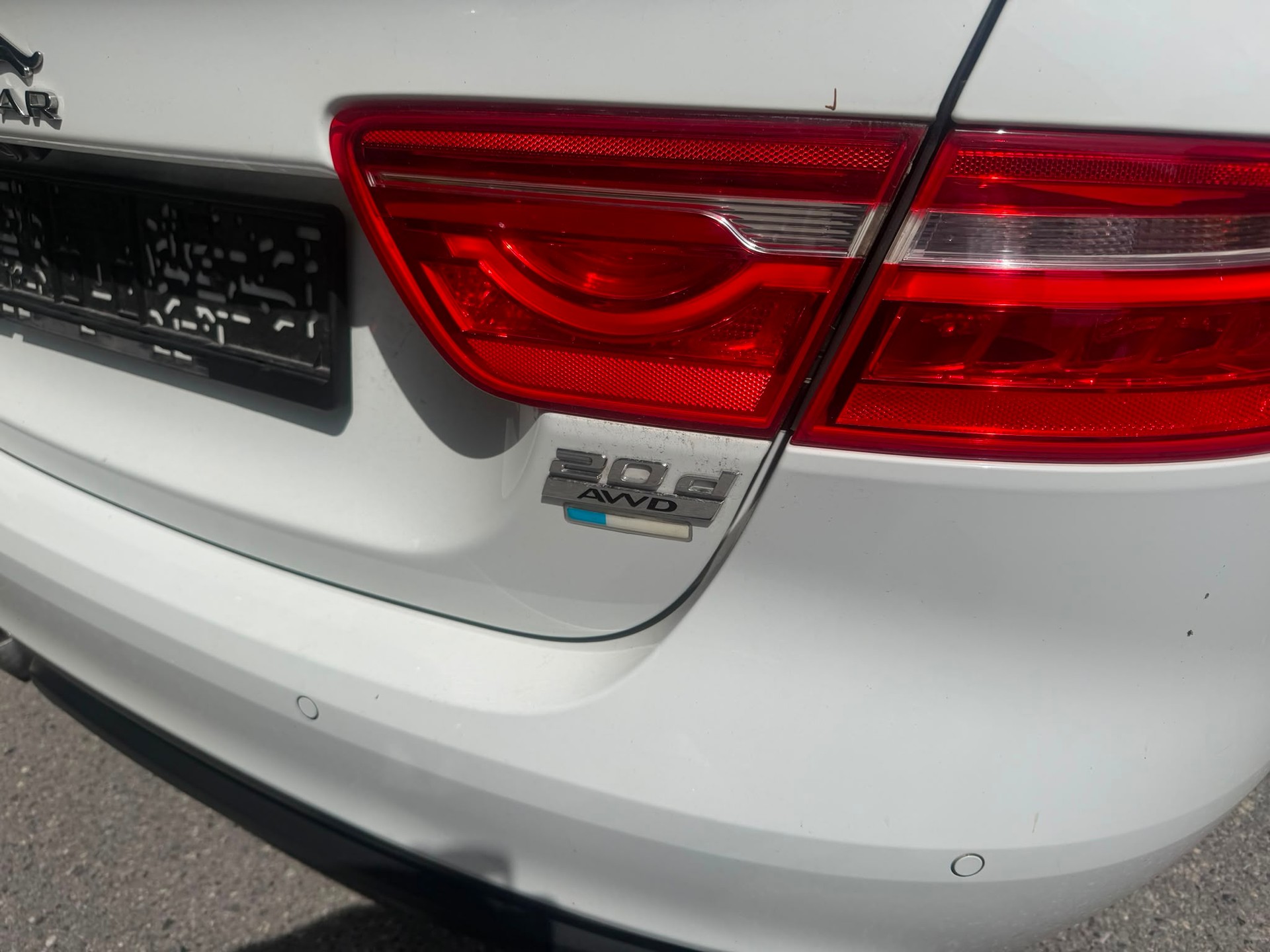 JAGUAR XE 20d Portfolio AWD Automat-image-13