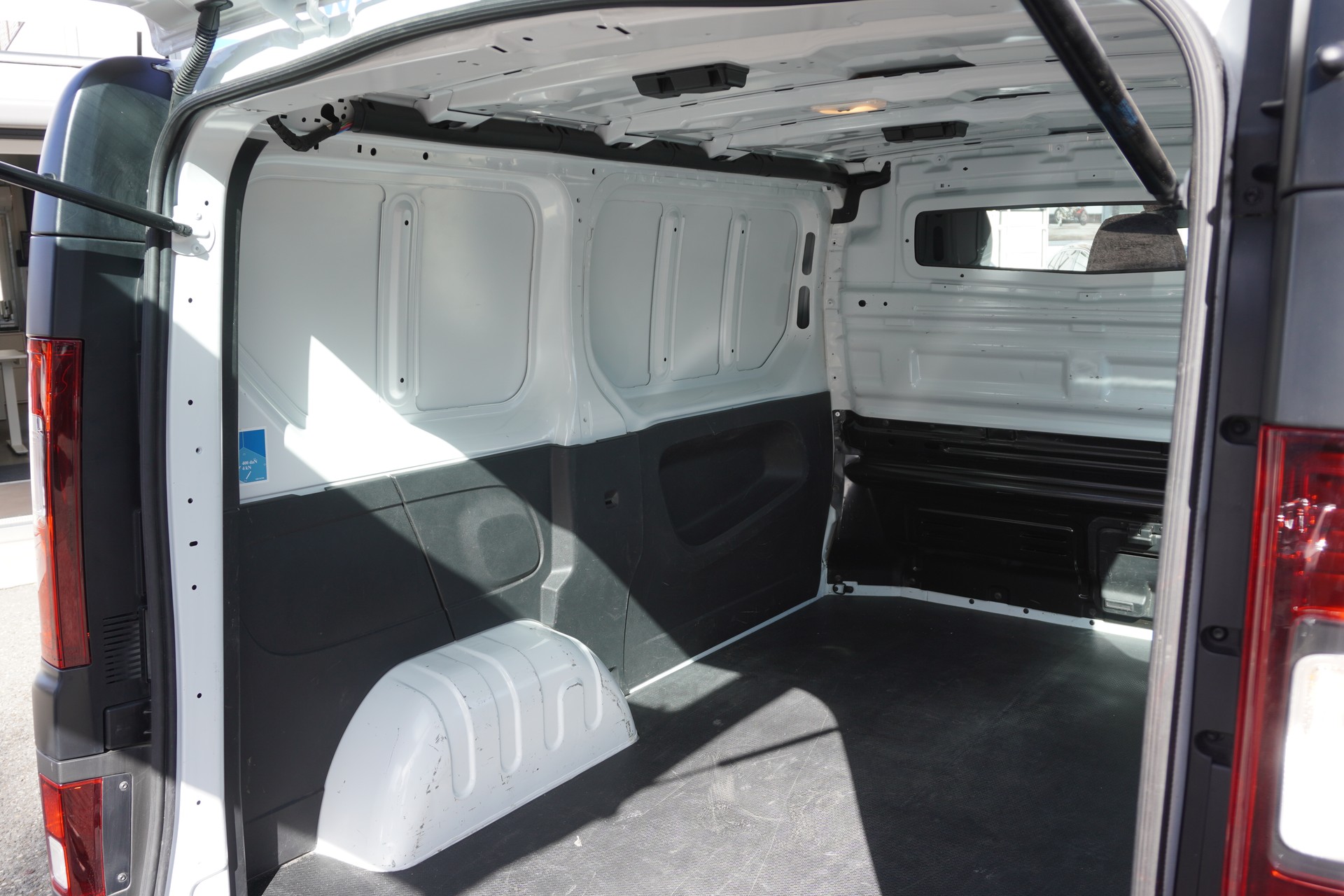 RENAULT Trafic 2.0 Blue dCi 130 Advance L1H1 3-PLÄTZER!!!-image-10