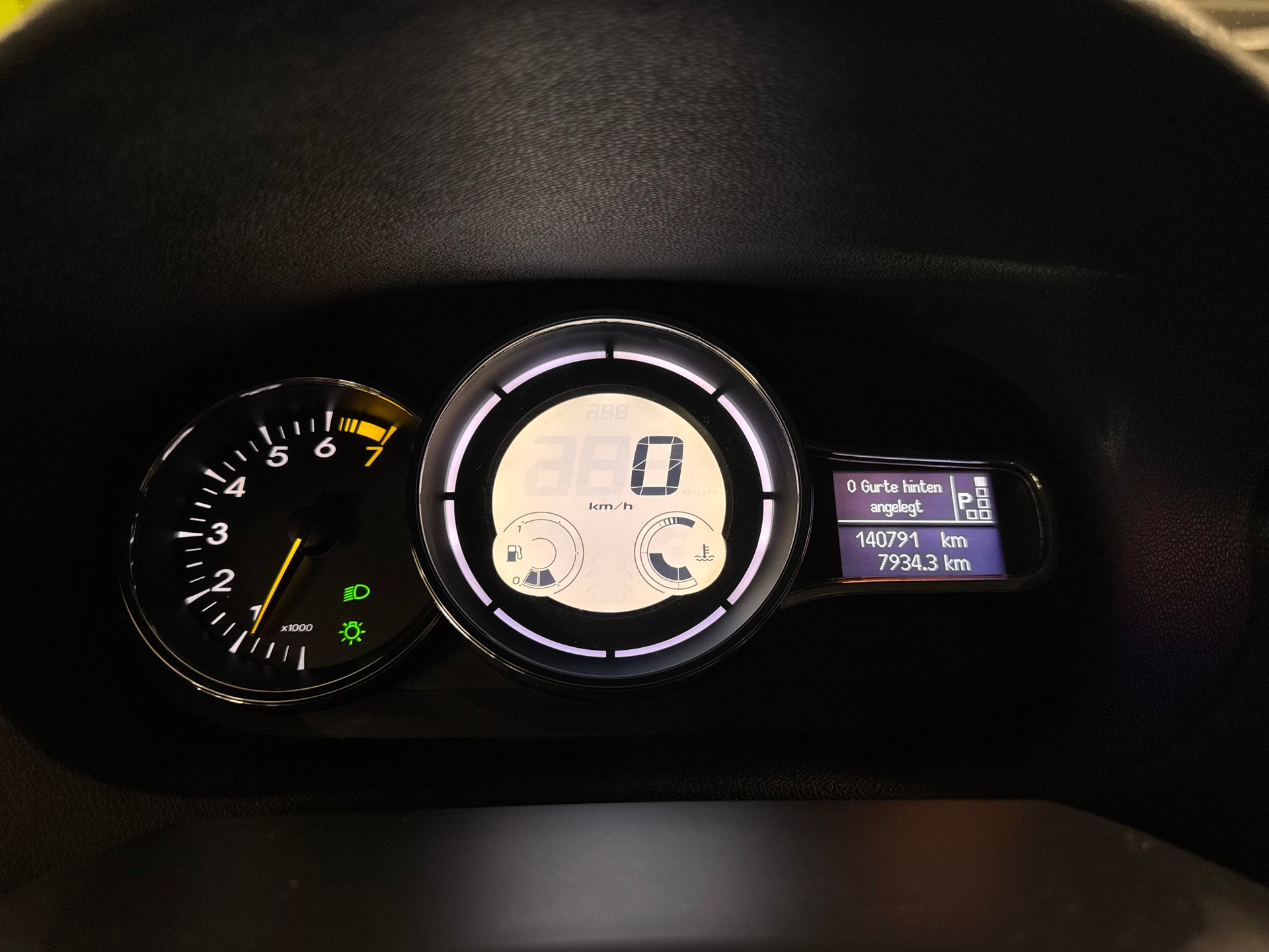 RENAULT Mégane 2.0 16V Privilège CVT-image-14