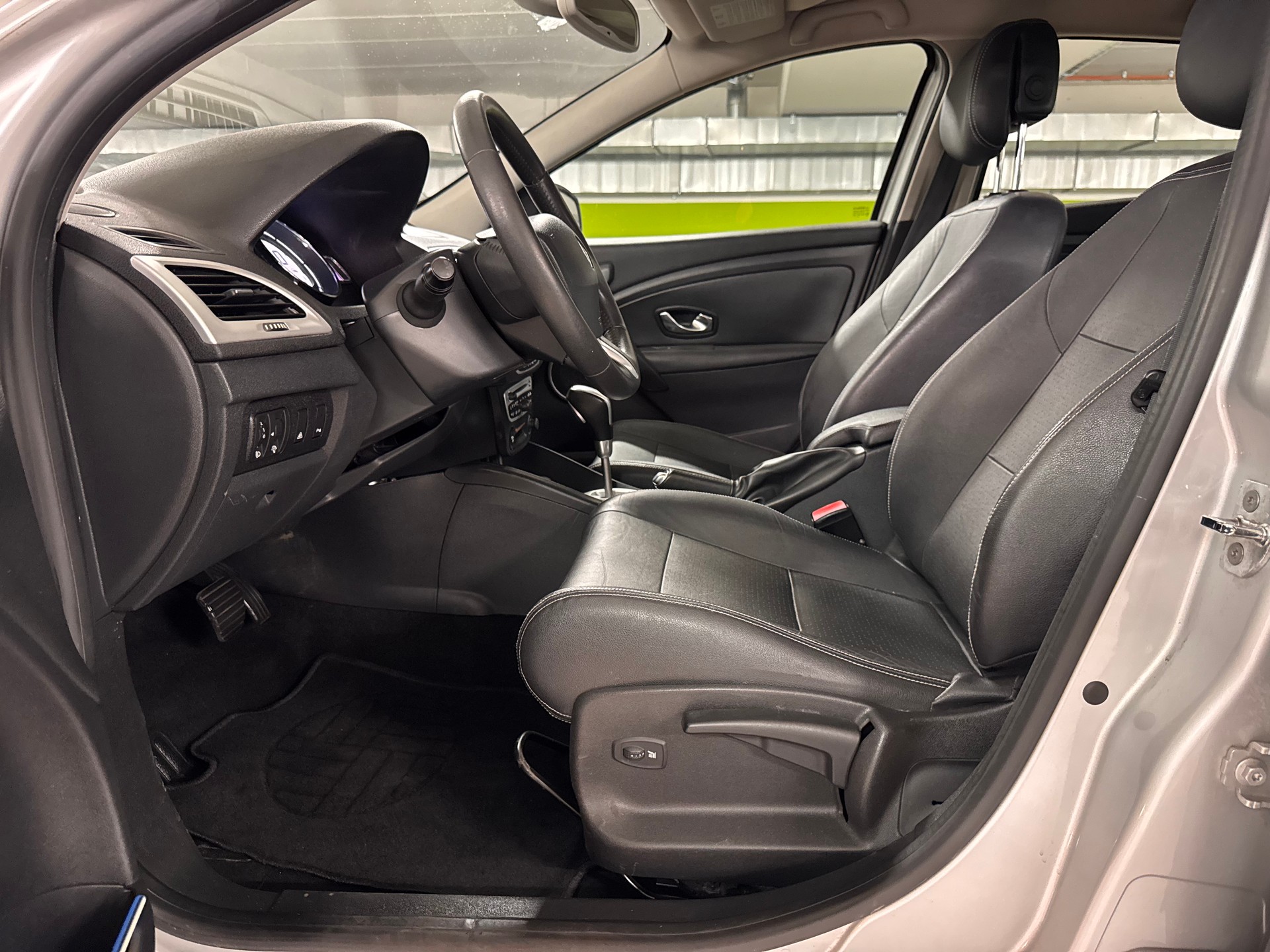 RENAULT Mégane 2.0 16V Privilège CVT-image-12