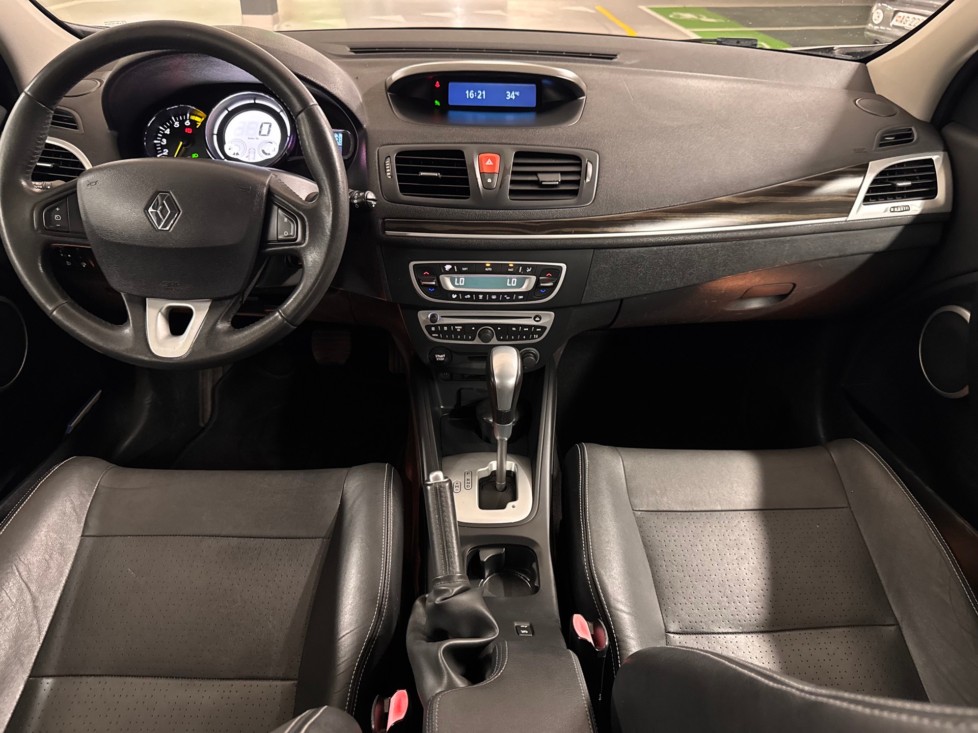 RENAULT Mégane 2.0 16V Privilège CVT-image-10