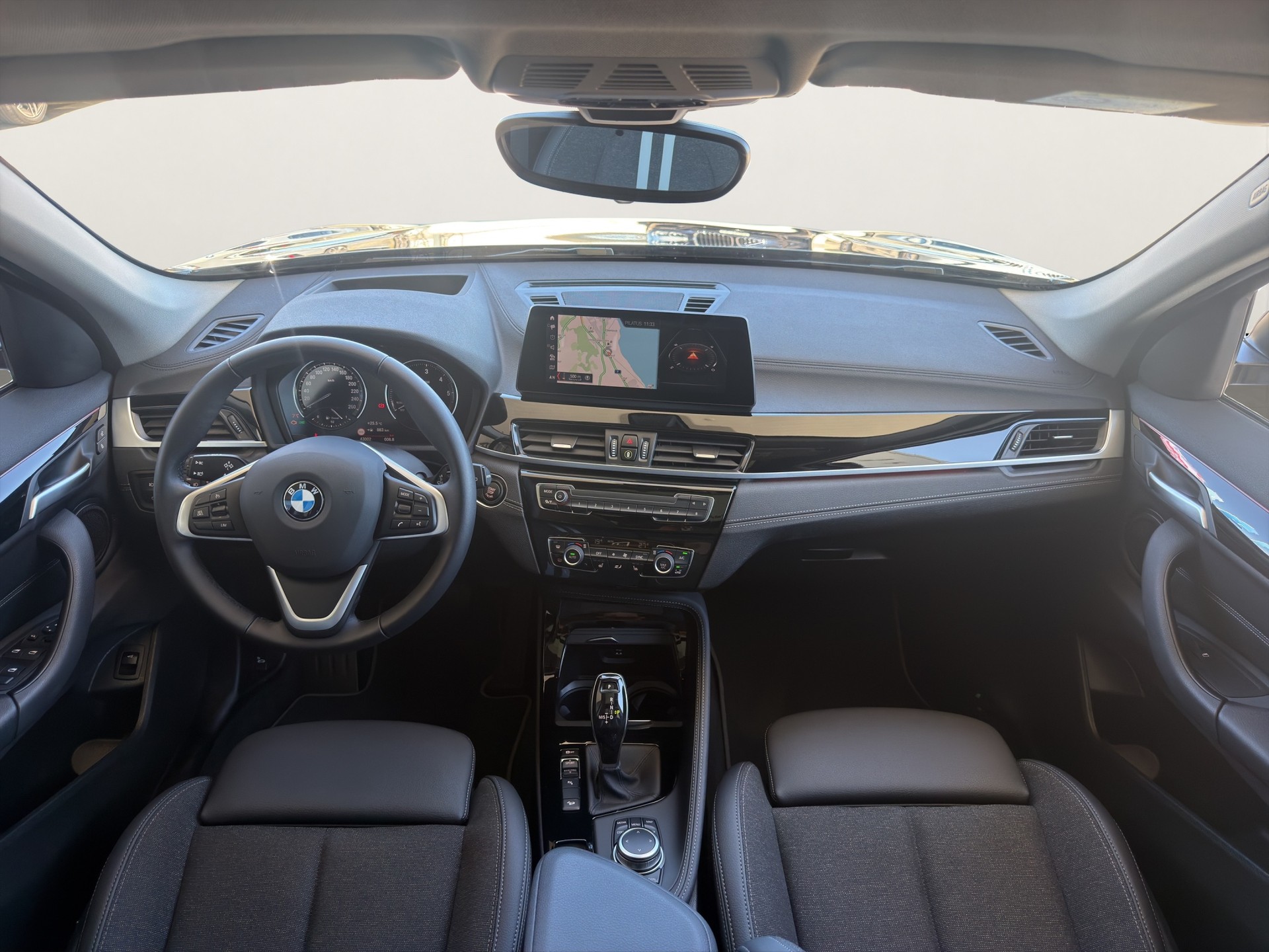 BMW X1 xDrive 18d Sport Line-image-12