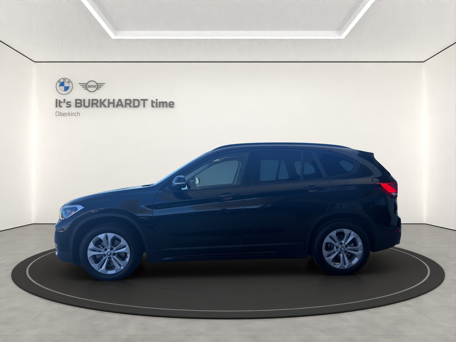 BMW X1 xDrive 18d Sport Line-showroom-element-1