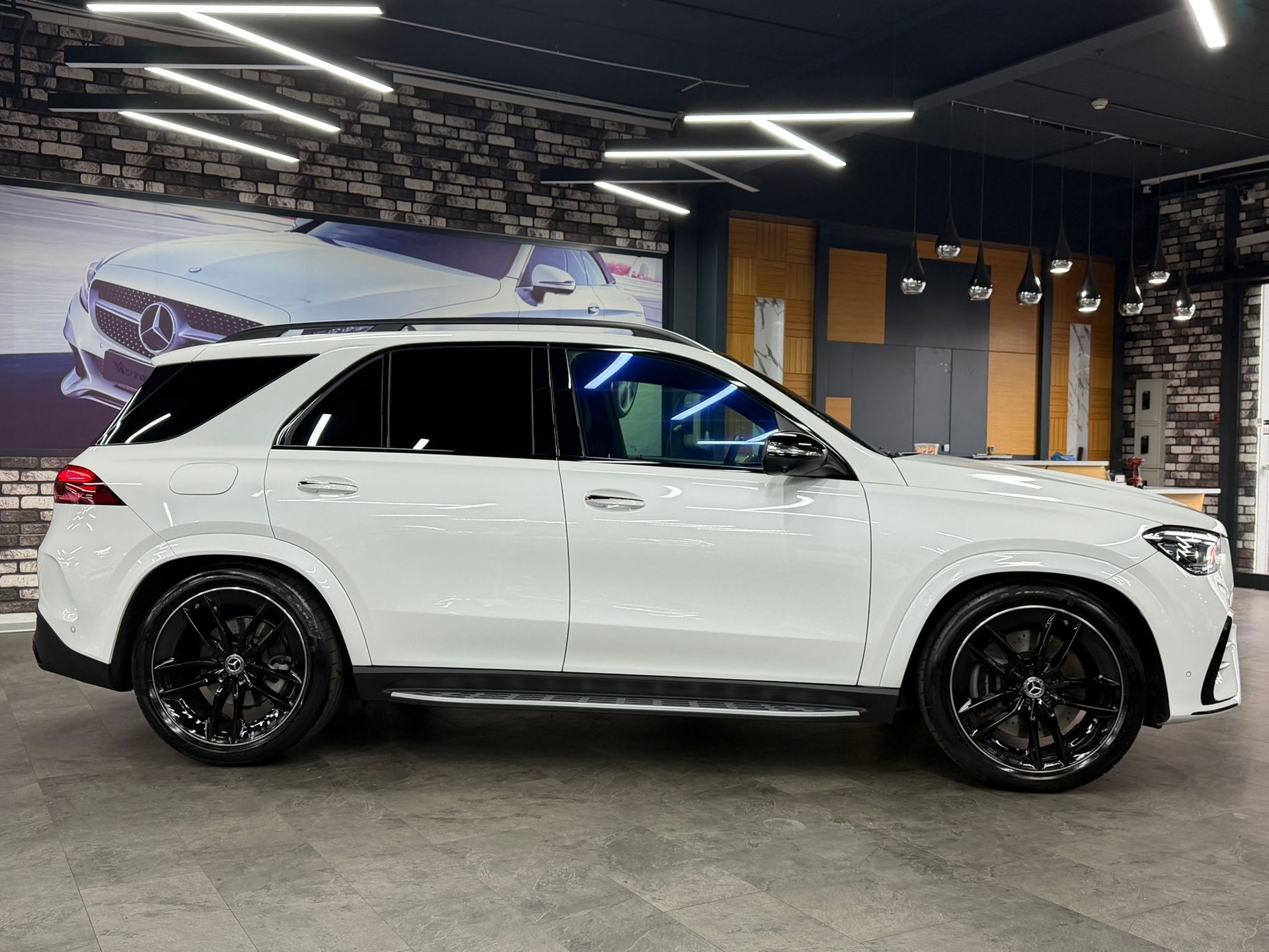 MERCEDES-BENZ GLE 450d 4MATIC AMG | 53 AMG Bodykit | Head-Up | 360° | Panorama | Burmester | AHK-image-4