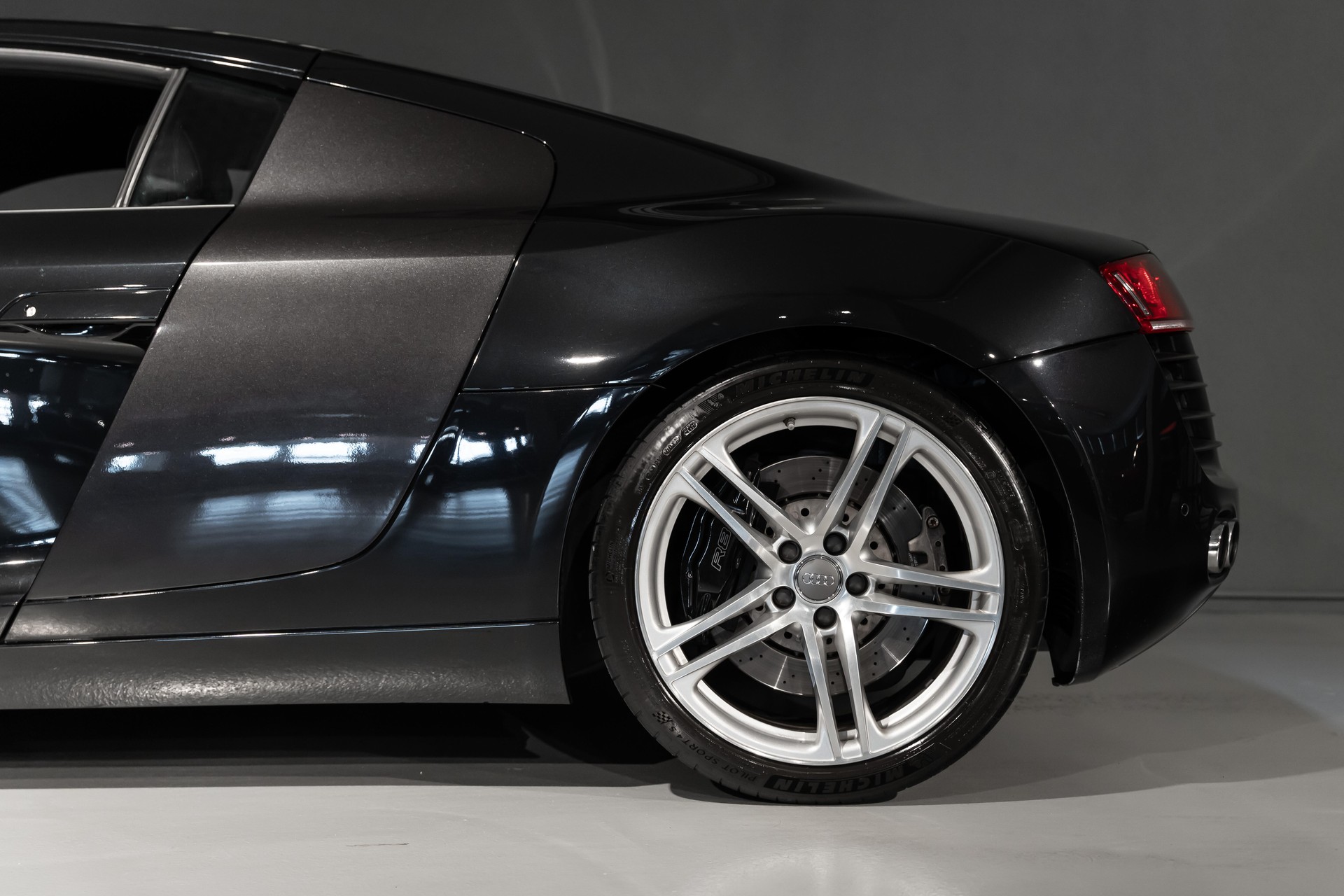 AUDI R8 Coupé 4.2 FSI V8 quattro R-Tronic-image-6