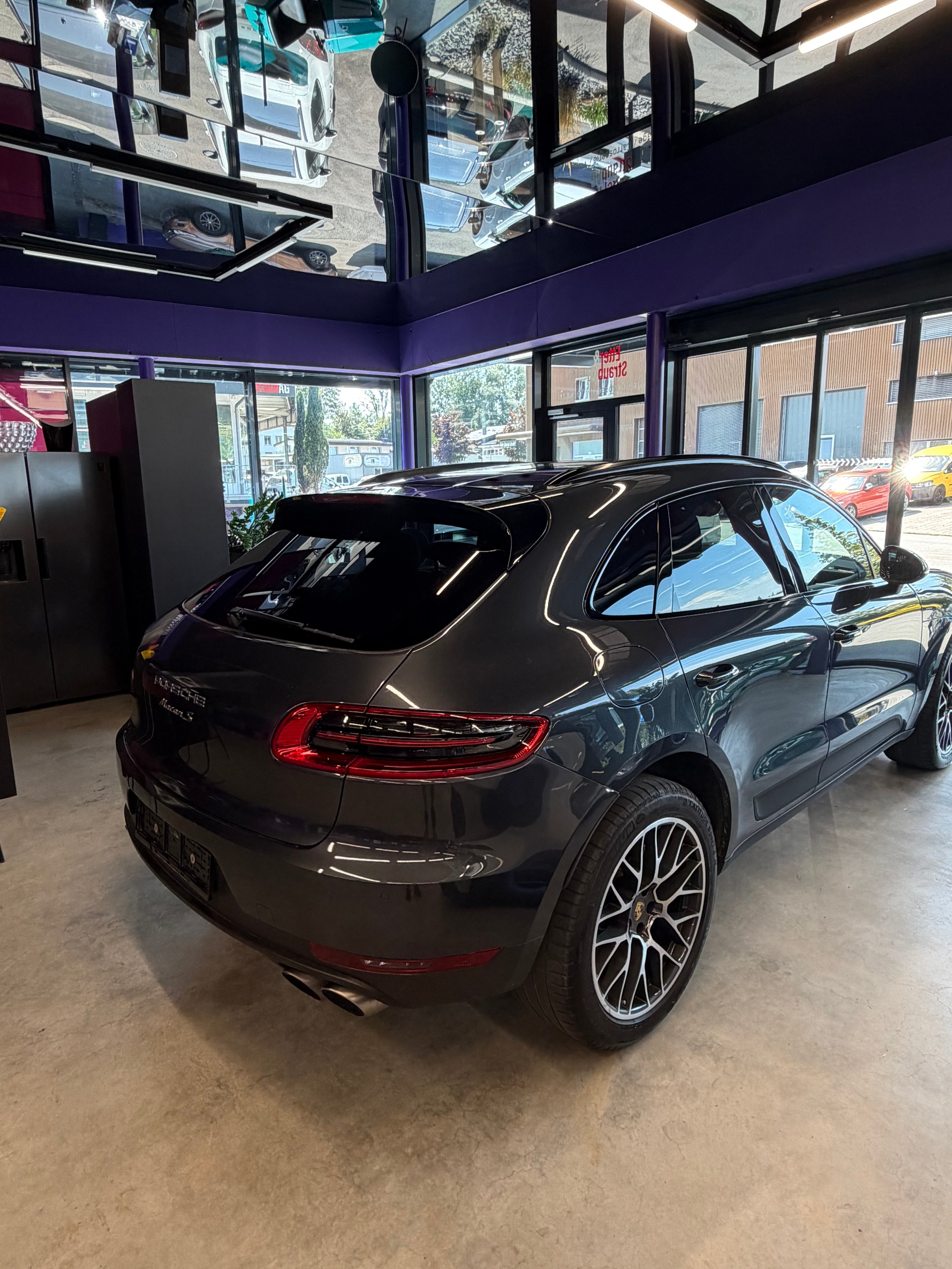 PORSCHE Macan S PDK-showroom-element-2